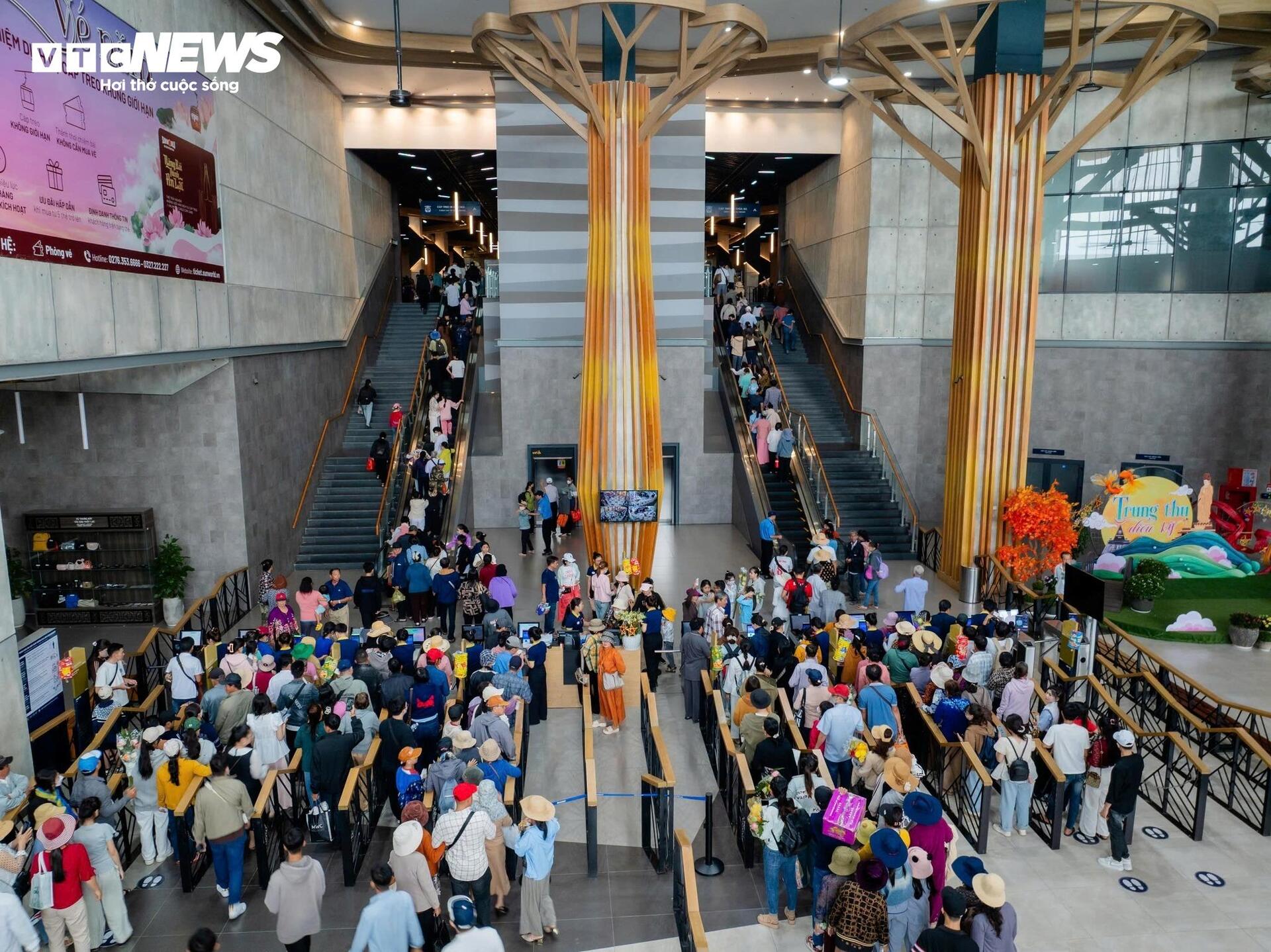 Đầu năm lên núi Bà Đen check-in với vườn hoa tulip rực sắc - 1