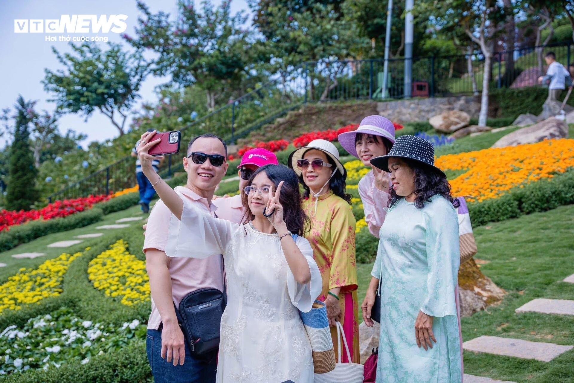 Đầu năm lên núi Bà Đen check-in với vườn hoa tulip rực sắc - 9