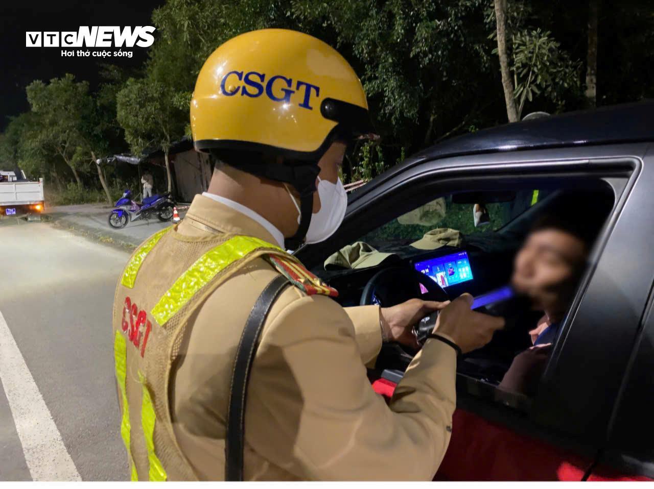 CSGT TP Huế xuyên đêm xử lý 'ma men' dịp đầu năm mới Bính Ngọ - 2