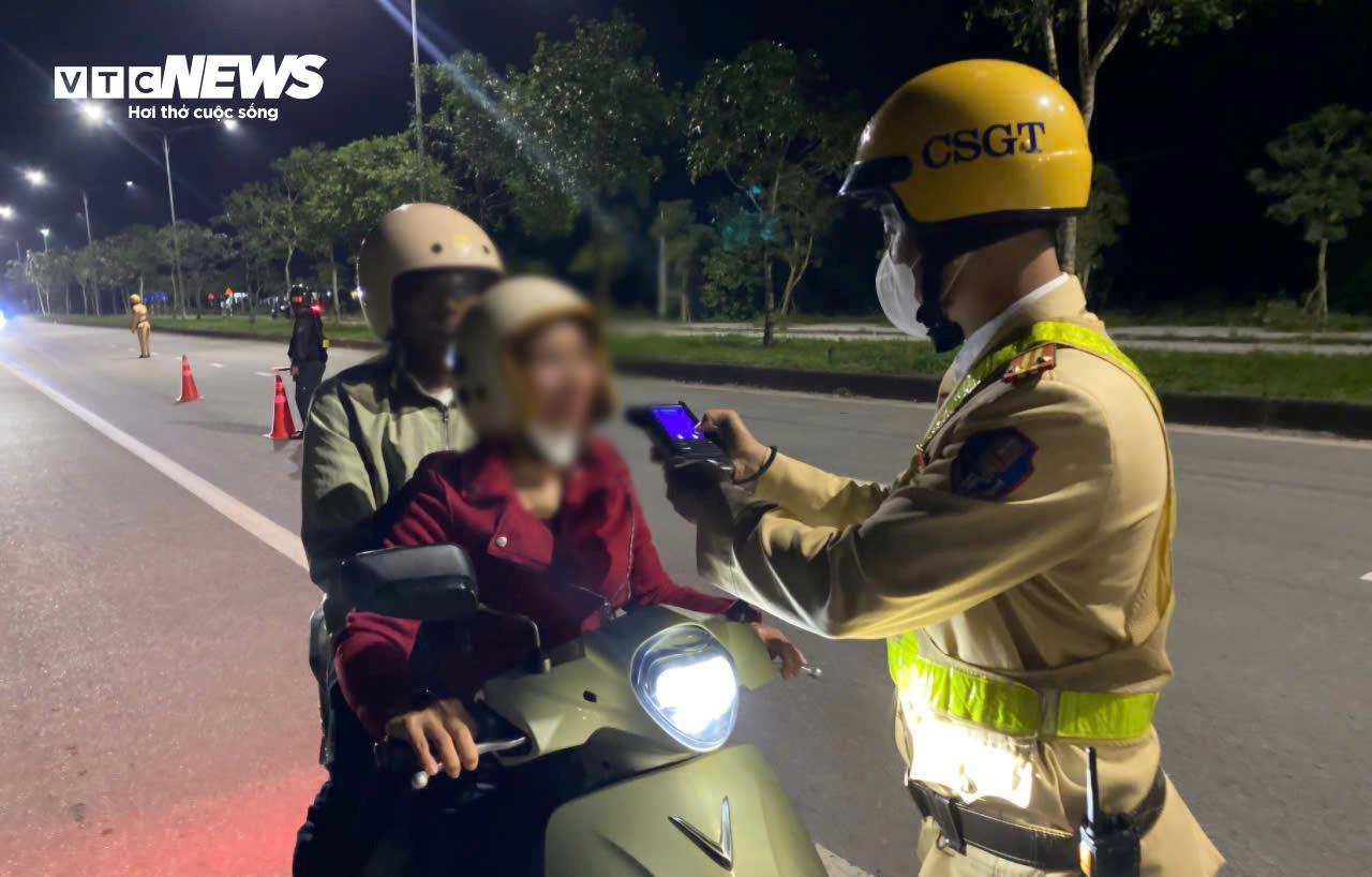 CSGT TP Huế xuyên đêm xử lý 'ma men' dịp đầu năm mới Bính Ngọ - 5