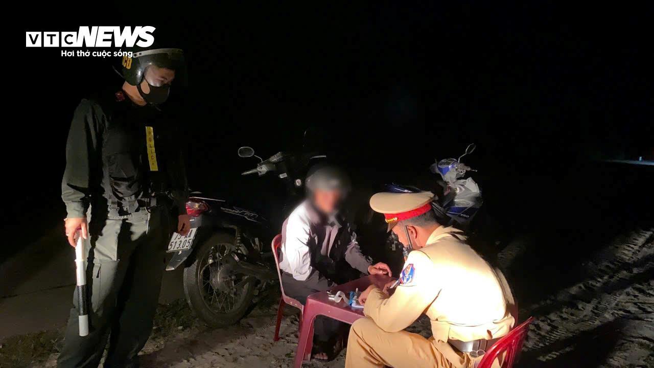 CSGT TP Huế xuyên đêm xử lý 'ma men' dịp đầu năm mới Bính Ngọ - 7