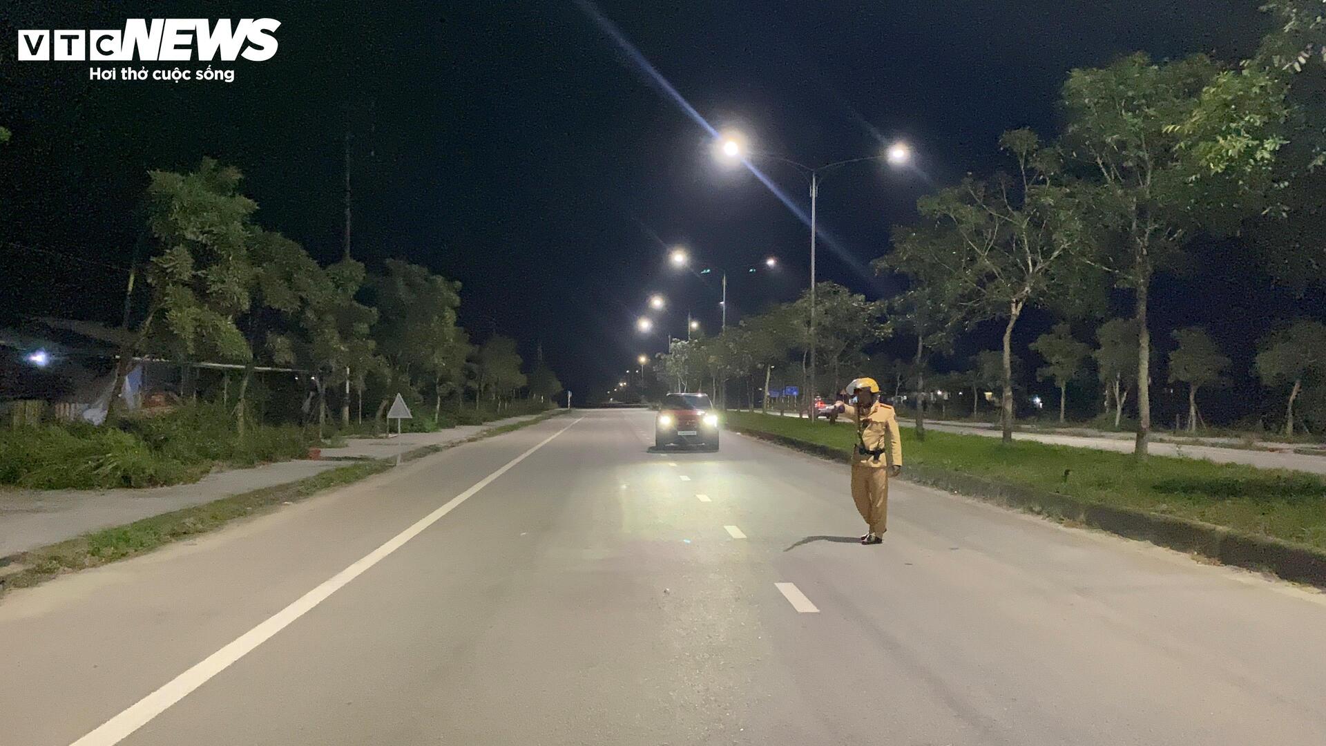 CSGT TP Huế xuyên đêm xử lý 'ma men' dịp đầu năm mới Bính Ngọ - 3