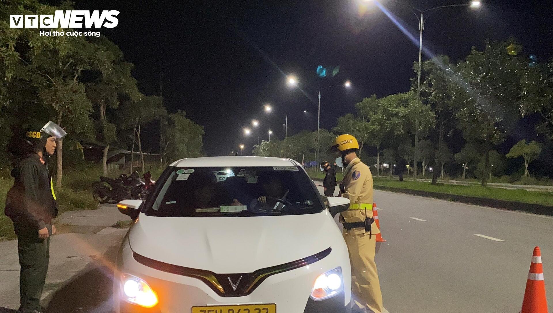 CSGT TP Huế xuyên đêm xử lý 'ma men' dịp đầu năm mới Bính Ngọ - 4