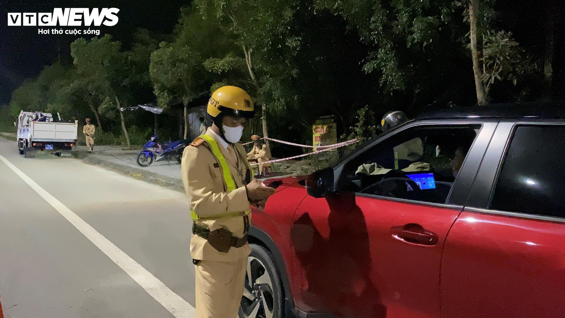 CSGT TP Huế xuyên đêm xử lý 'ma men' dịp đầu năm mới Bính Ngọ - 6