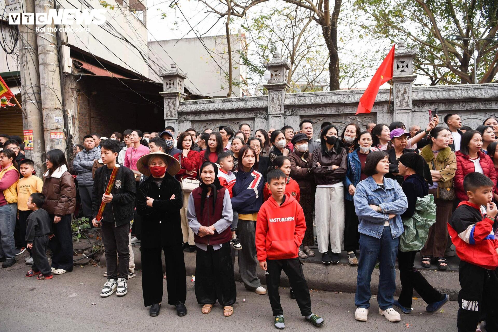 Trai tráng rước 'ông pháo' qua biển người ngày mùng 4 Tết - 11