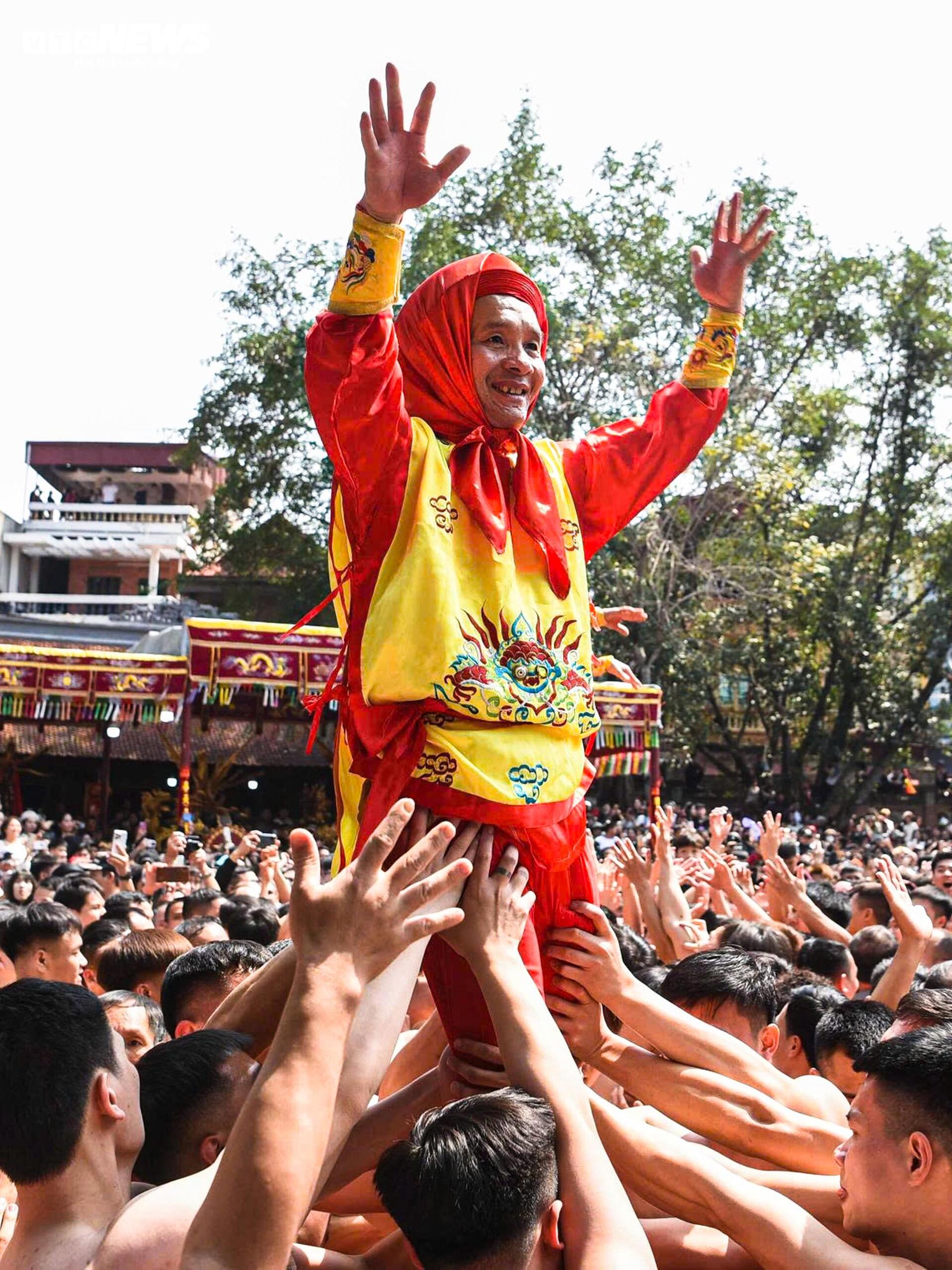 Trai tráng rước 'ông pháo' qua biển người ngày mùng 4 Tết - 10