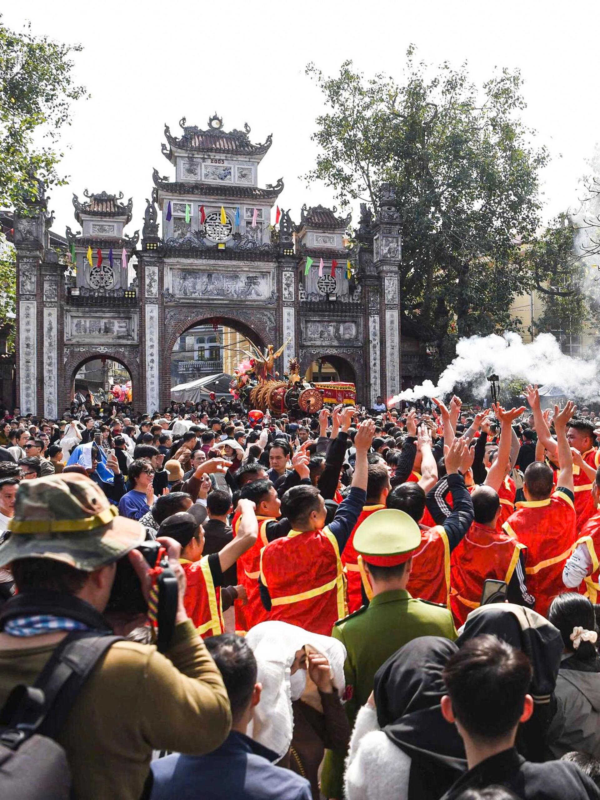 Trai tráng rước 'ông pháo' qua biển người ngày mùng 4 Tết - 8