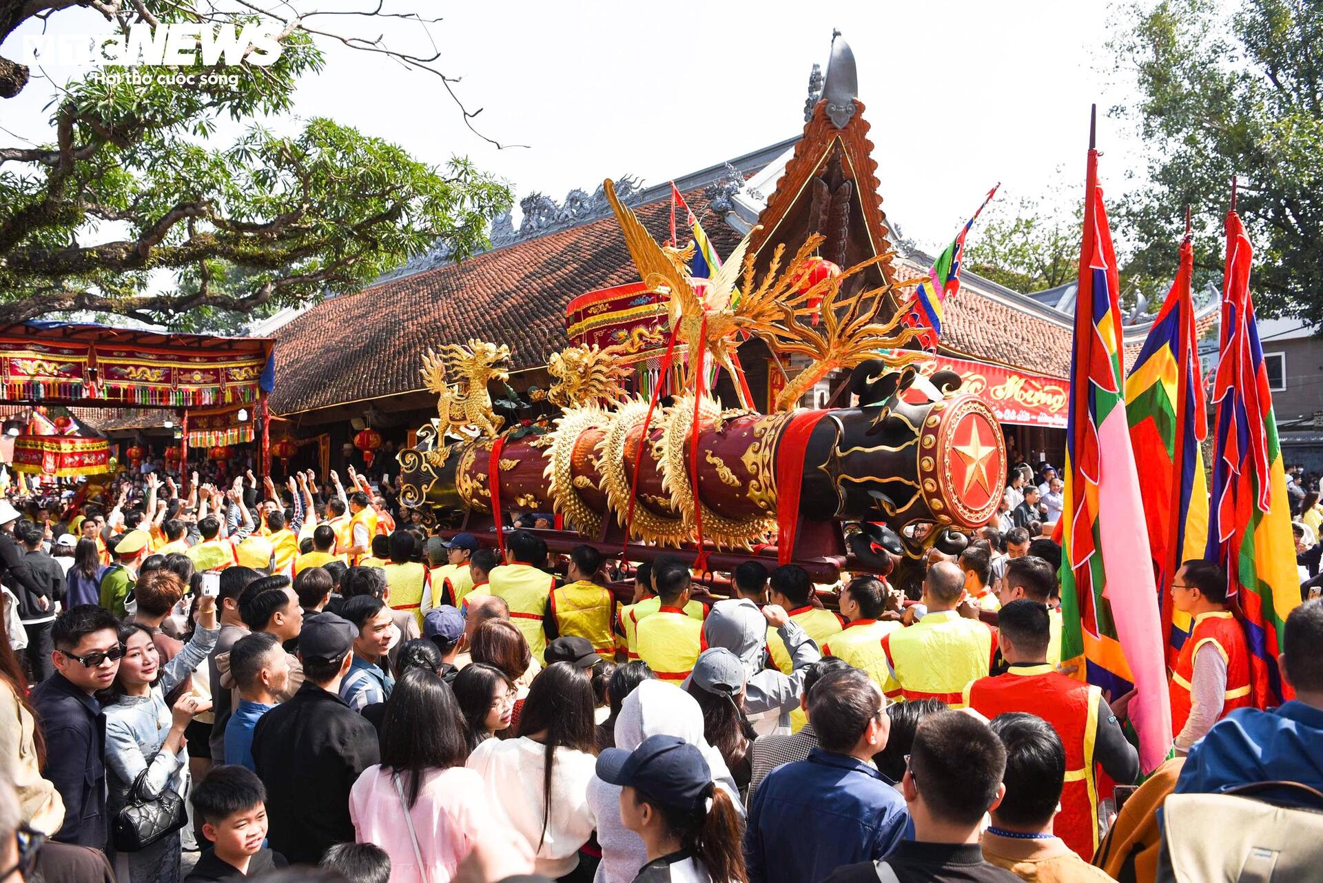 Trai tráng rước 'ông pháo' qua biển người ngày mùng 4 Tết - 2