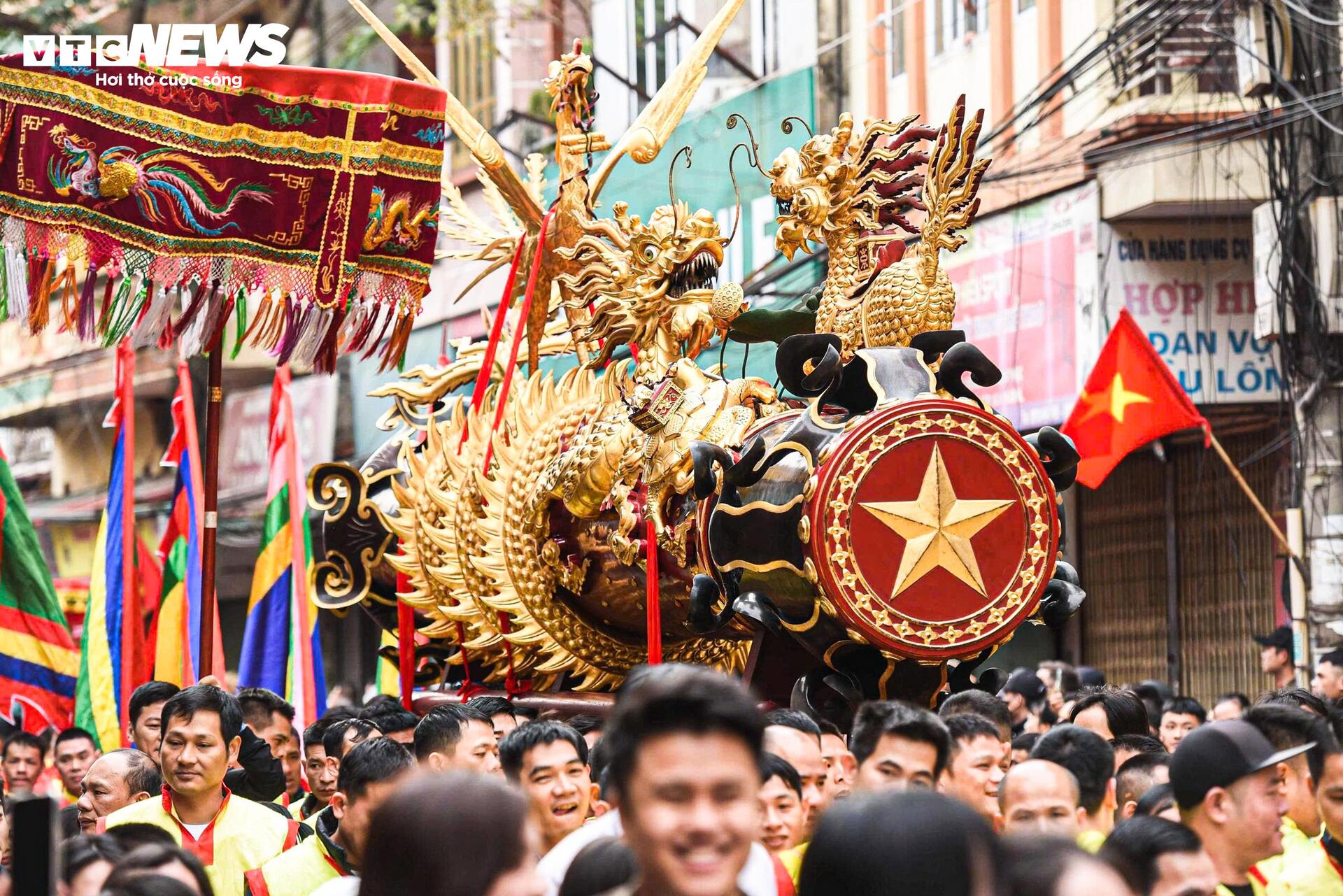 Trai tráng rước 'ông pháo' qua biển người ngày mùng 4 Tết - 3