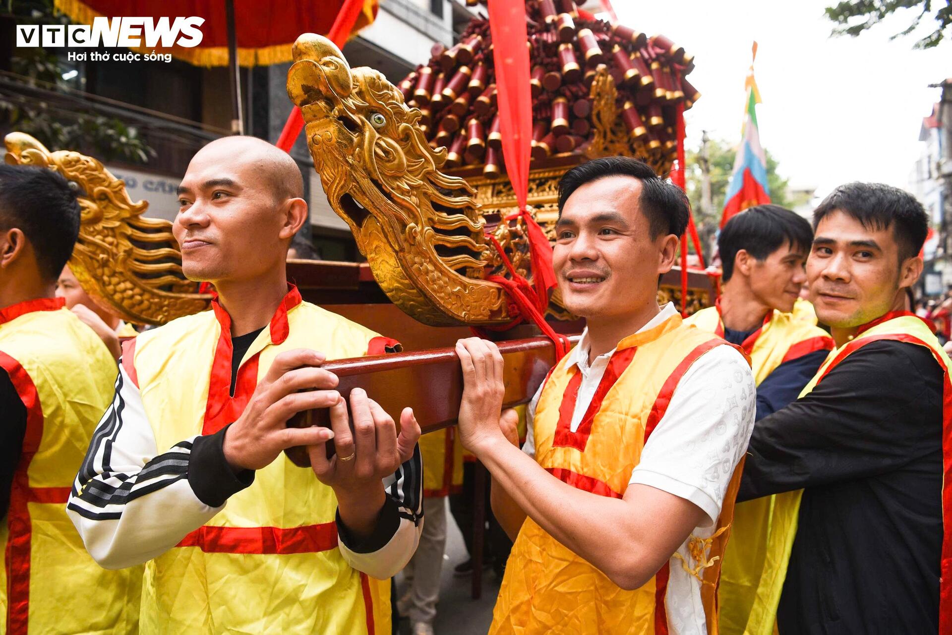 Trai tráng rước 'ông pháo' qua biển người ngày mùng 4 Tết - 6