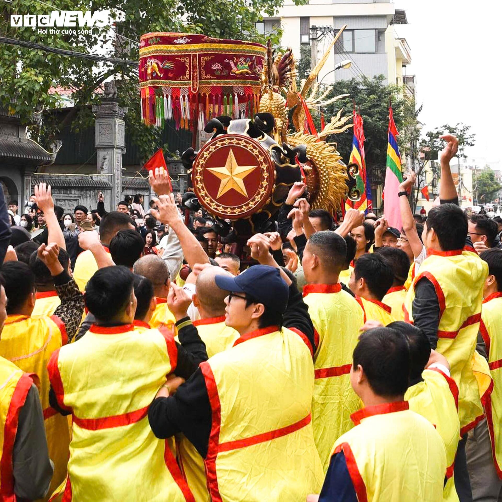 Trai tráng rước 'ông pháo' qua biển người ngày mùng 4 Tết - 5