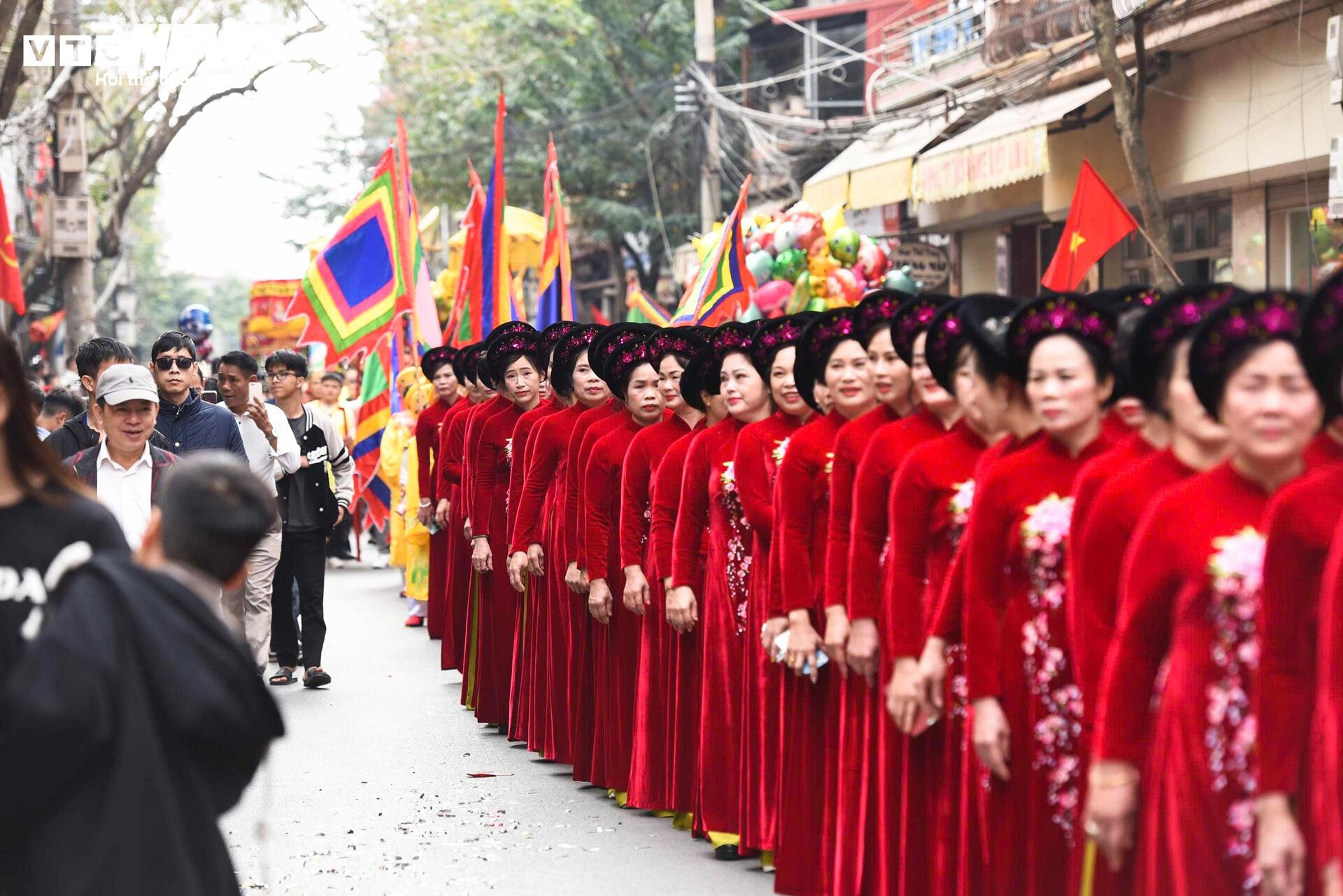 Trai tráng rước 'ông pháo' qua biển người ngày mùng 4 Tết - 7