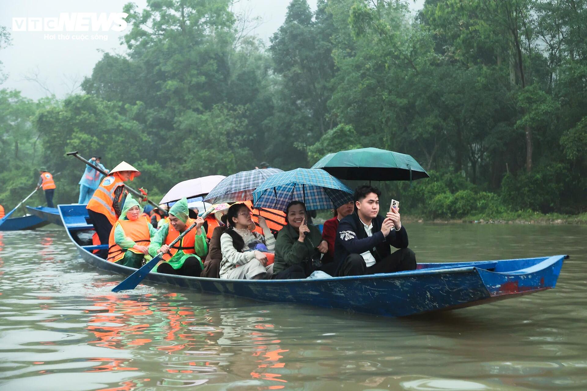 Mưa xuân nặng hạt, hàng vạn người vẫn đội mưa trẩy hội Chùa Hương - 3