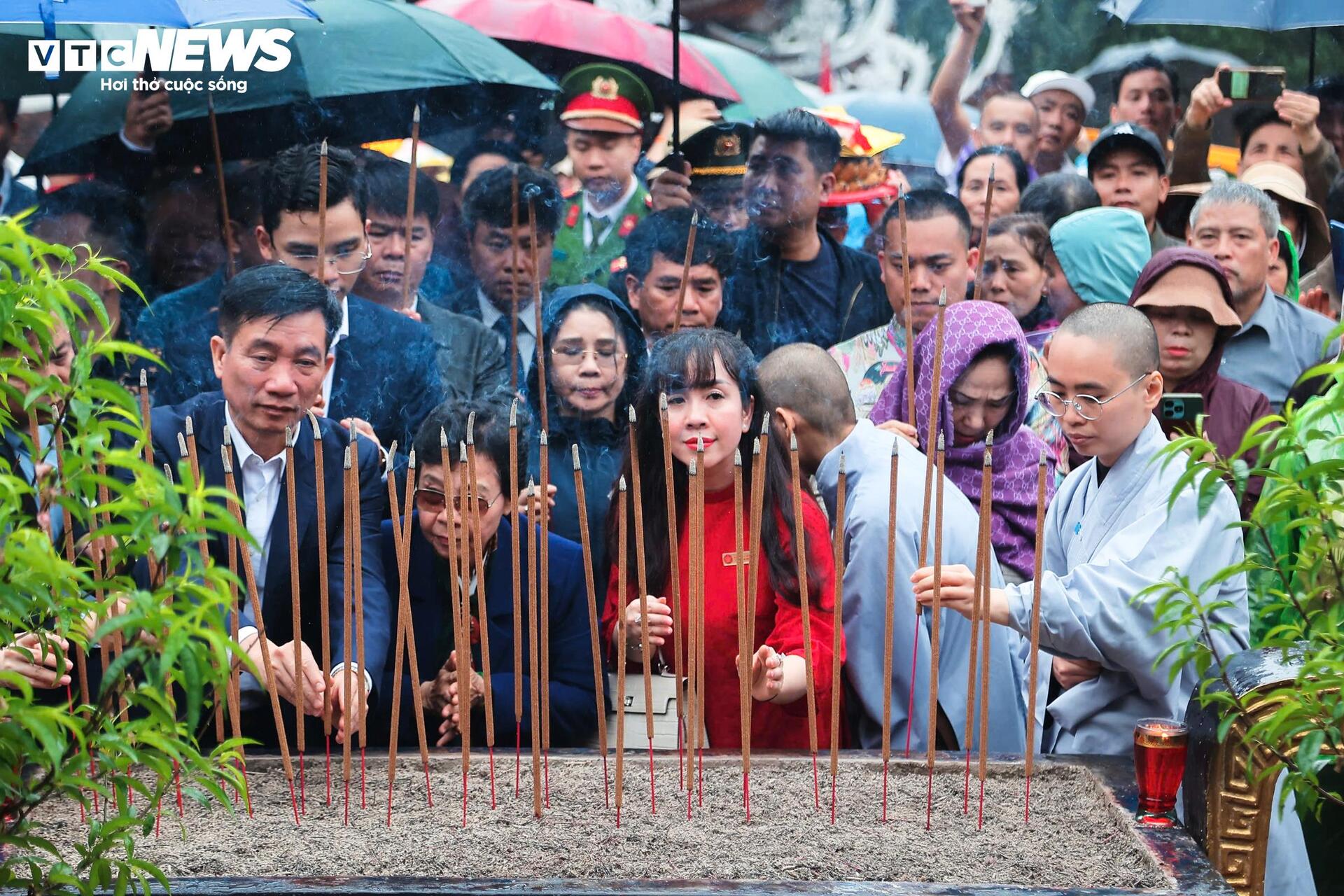 Mưa xuân nặng hạt, hàng vạn người vẫn đội mưa trẩy hội Chùa Hương - 4