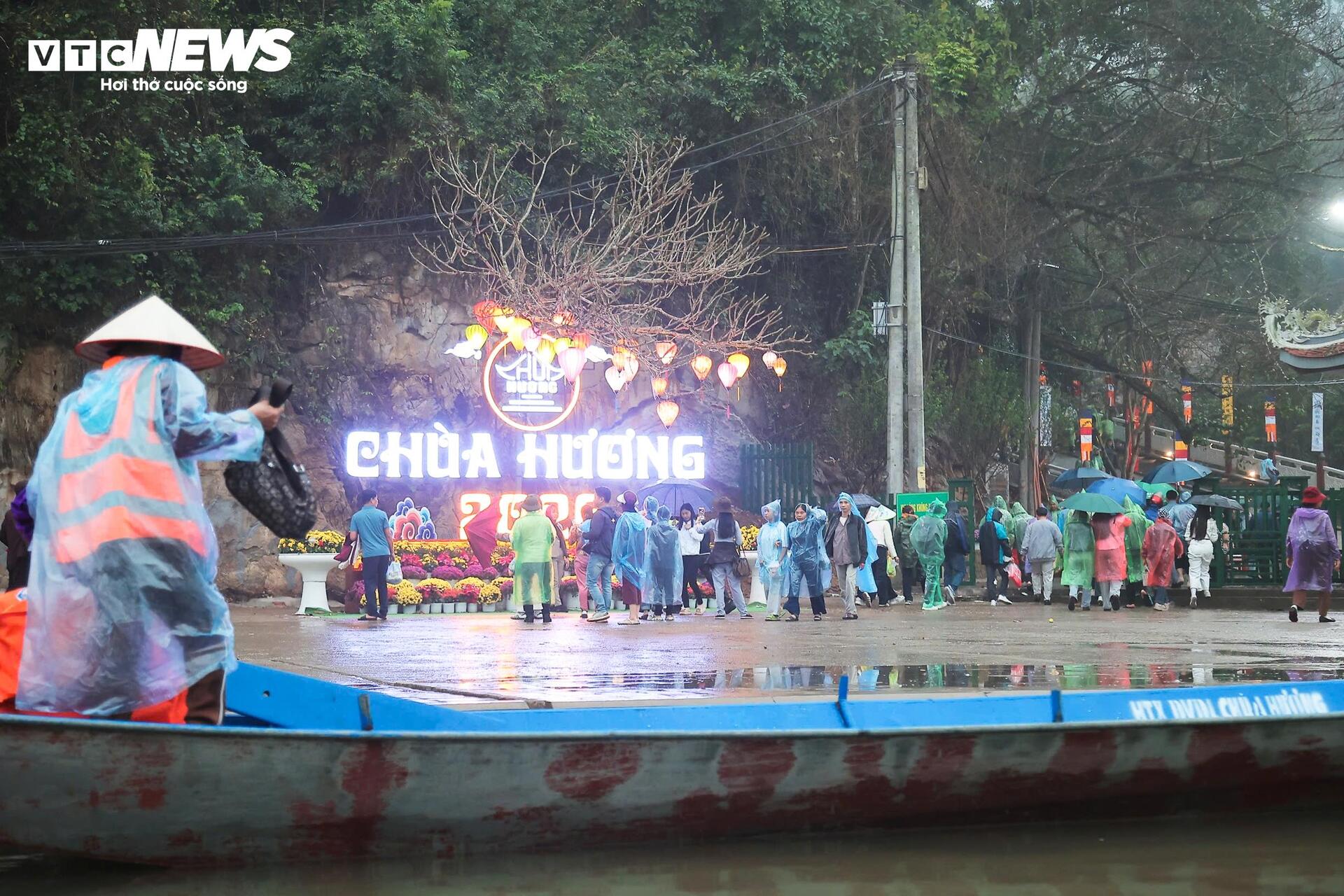 Mưa xuân nặng hạt, hàng vạn người vẫn đội mưa trẩy hội Chùa Hương - 6