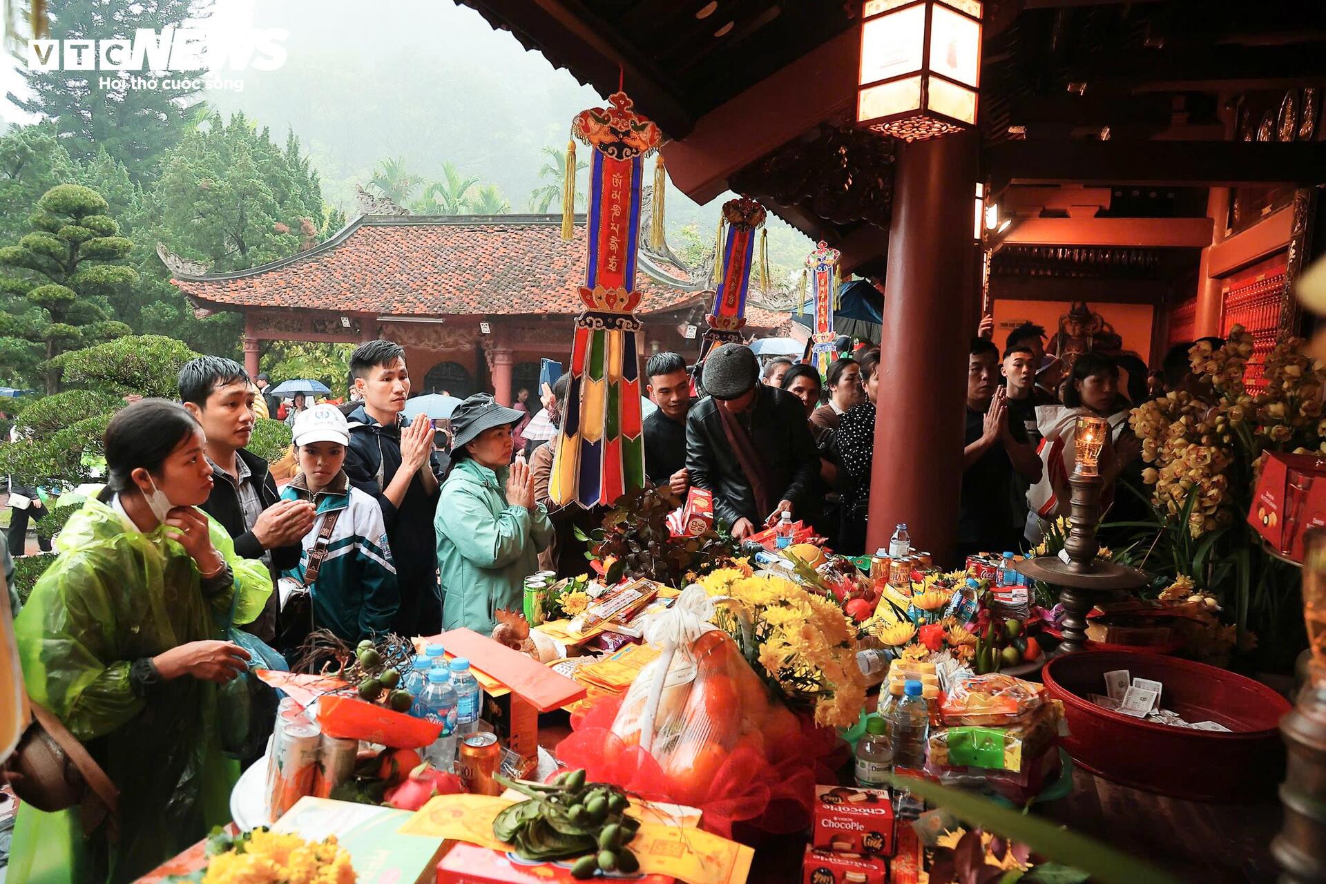 Mưa xuân nặng hạt, hàng vạn người vẫn đội mưa trẩy hội Chùa Hương - 7