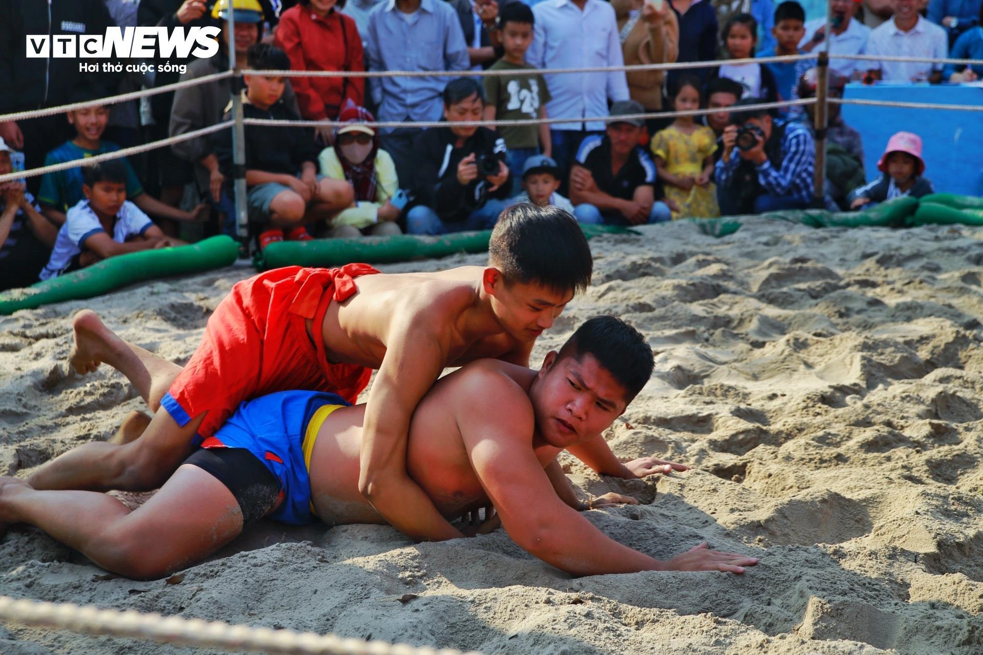 Về quê 3 chị em vô địch SEA Game 33 xem lễ hội vật 200 tuổi - 2