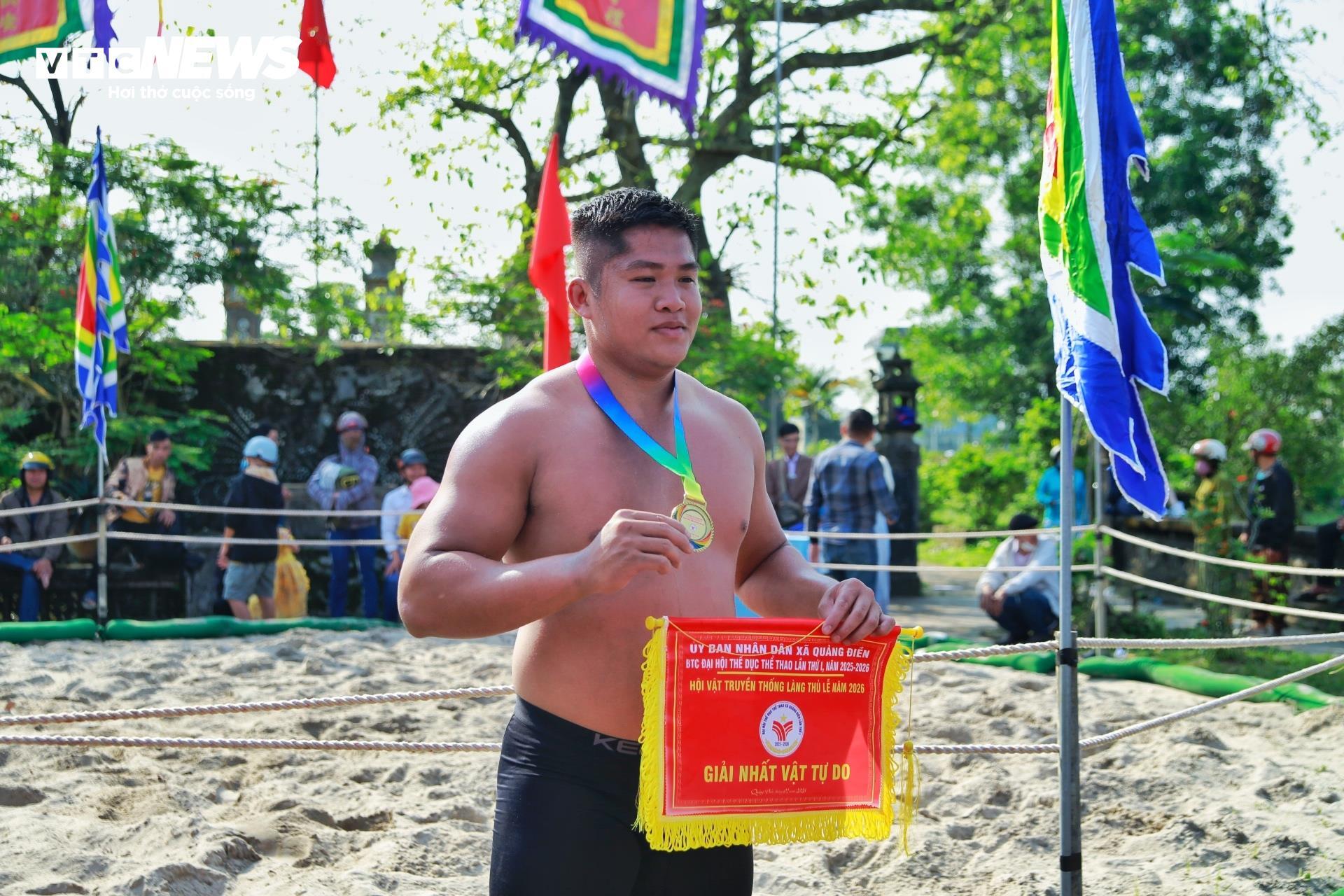 Về quê 3 chị em vô địch SEA Game 33 xem lễ hội vật 200 tuổi - 13