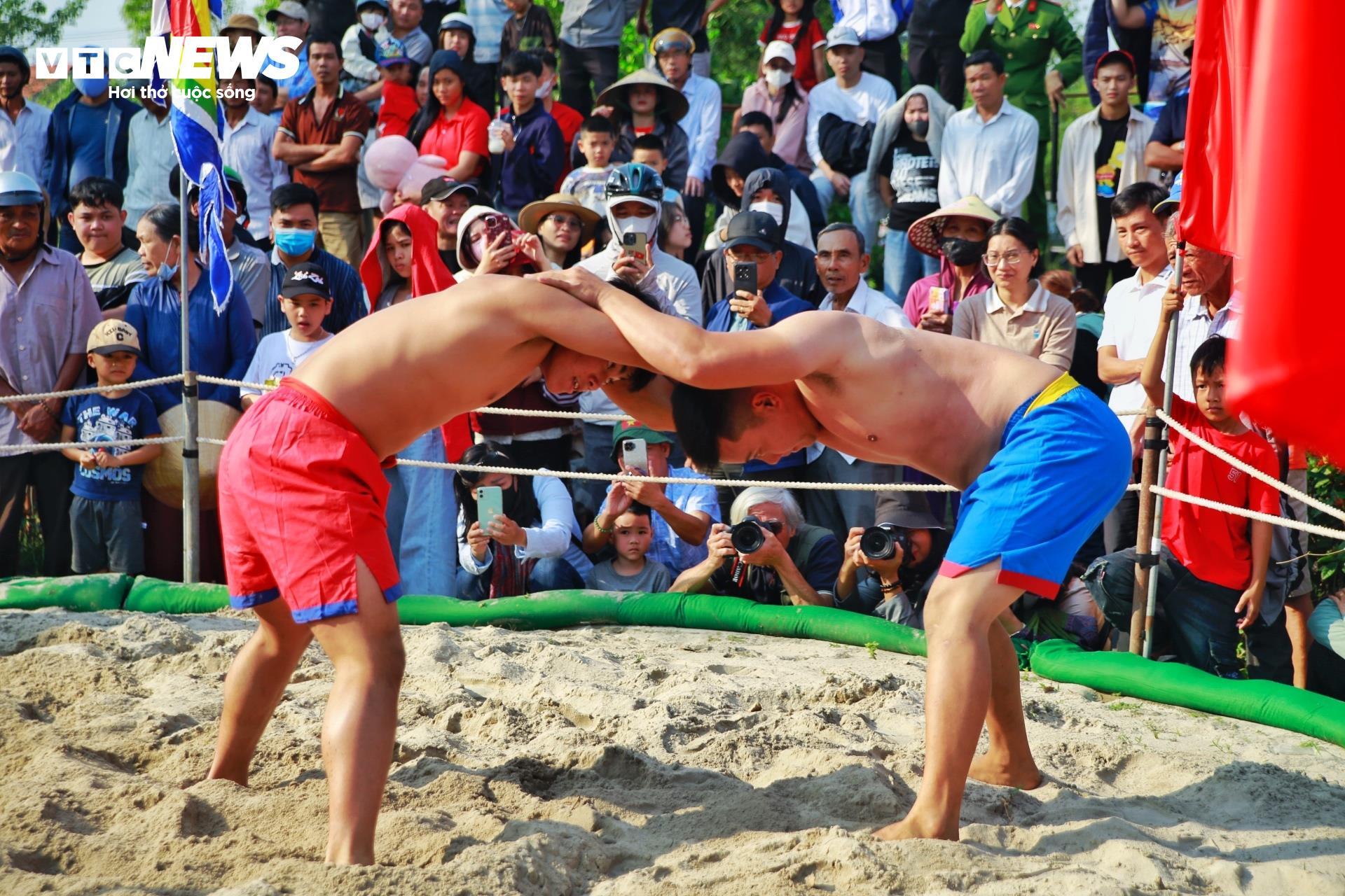 Về quê 3 chị em vô địch SEA Game 33 xem lễ hội vật 200 tuổi - 8