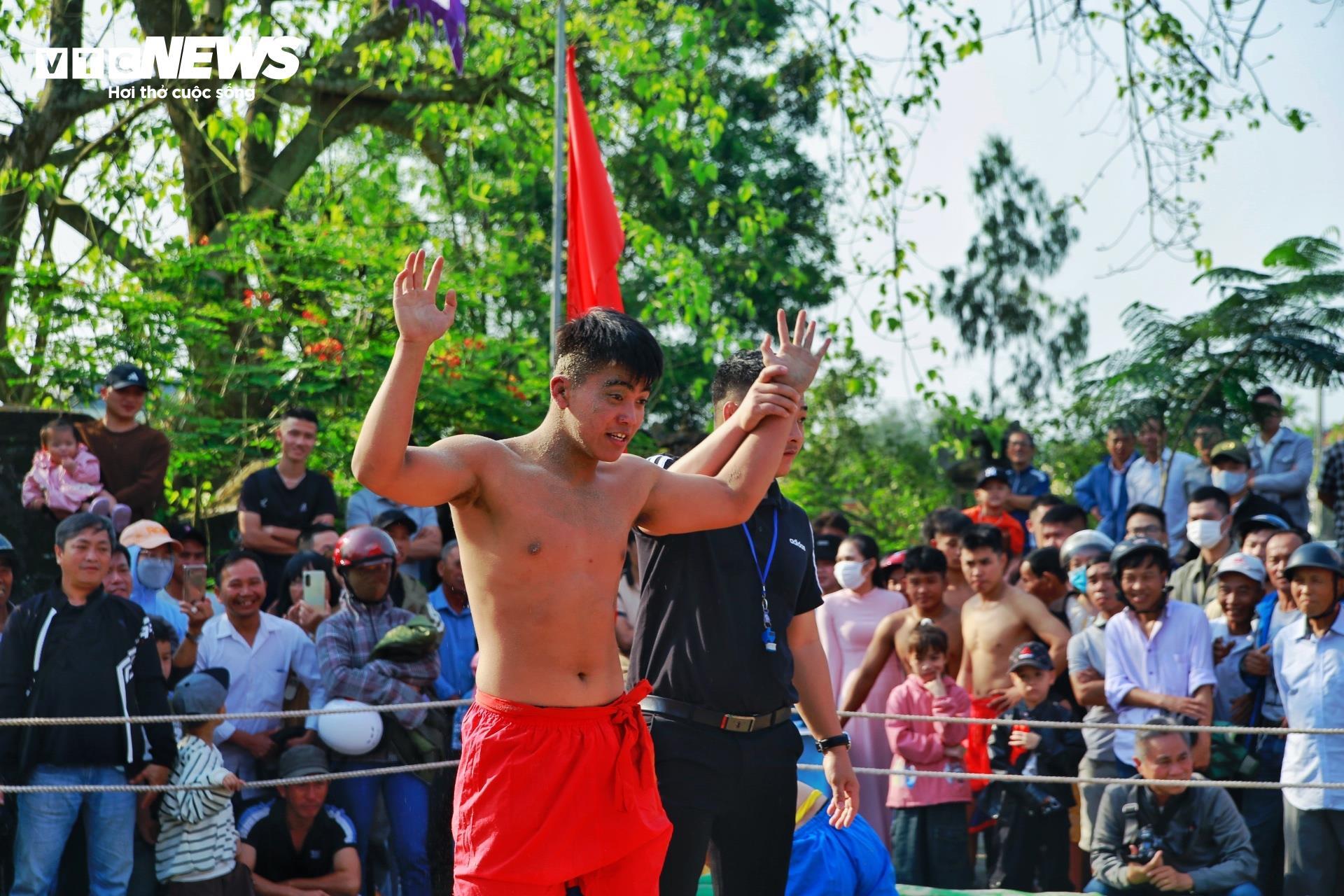 Về quê 3 chị em vô địch SEA Game 33 xem lễ hội vật 200 tuổi - 3