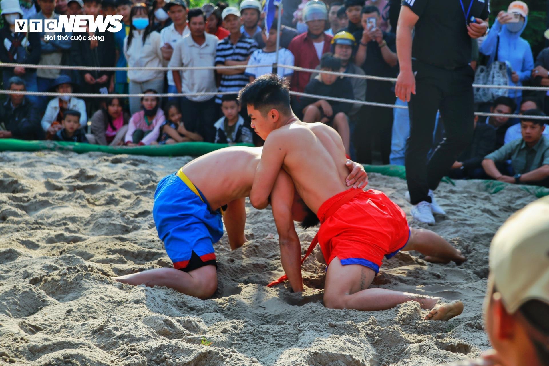 Về quê 3 chị em vô địch SEA Game 33 xem lễ hội vật 200 tuổi - 4