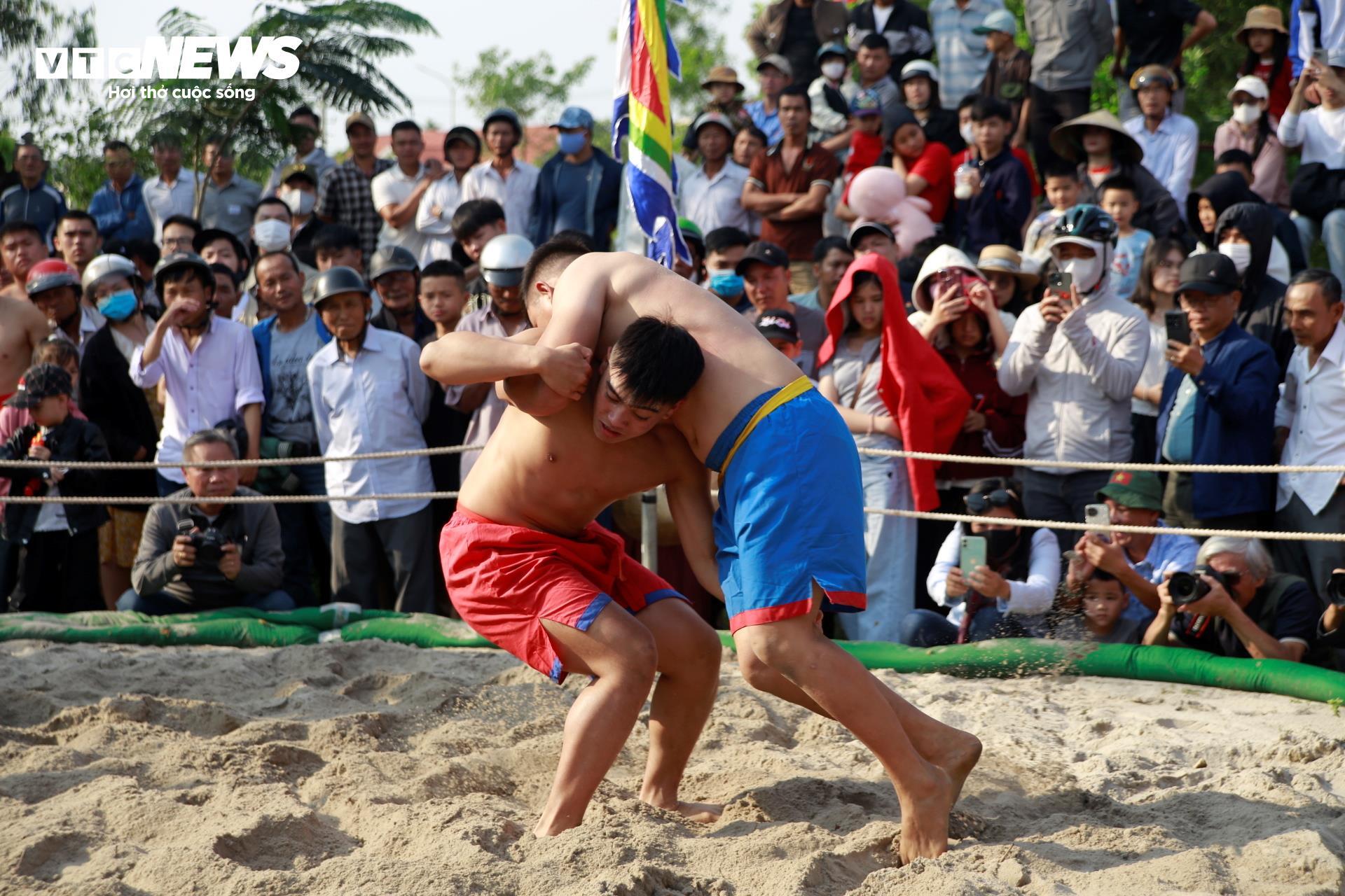 Về quê 3 chị em vô địch SEA Game 33 xem lễ hội vật 200 tuổi - 6