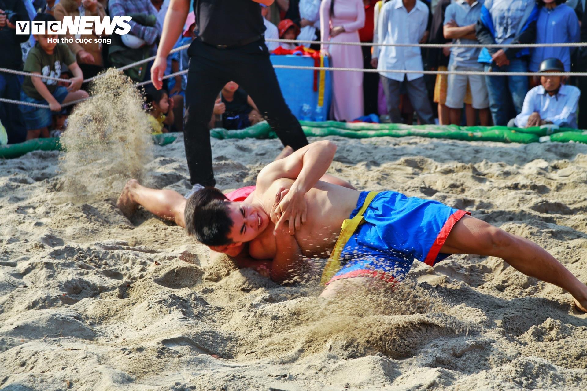 Về quê 3 chị em vô địch SEA Game 33 xem lễ hội vật 200 tuổi - 10