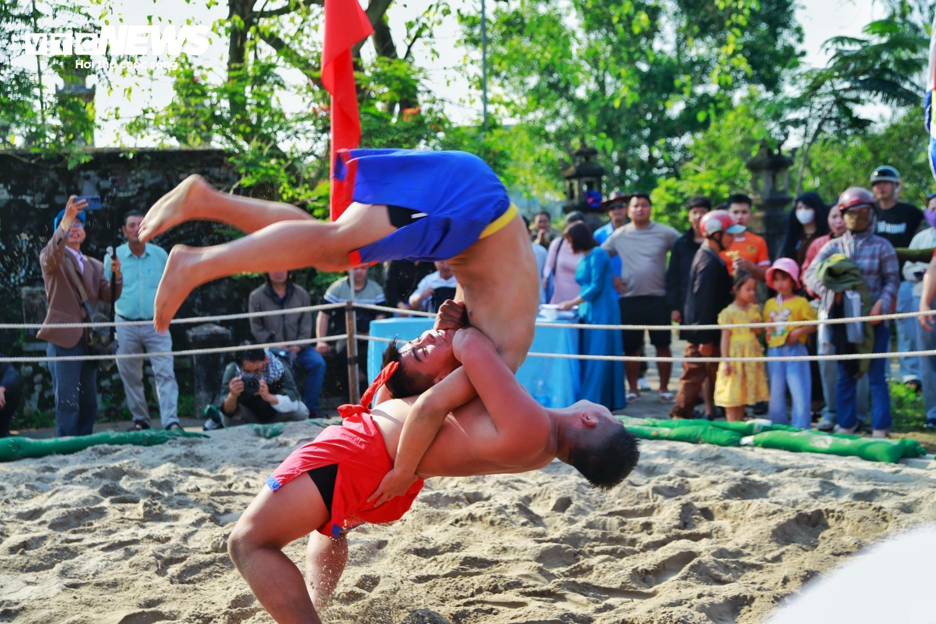 Về quê 3 chị em vô địch SEA Game 33 xem lễ hội vật 200 tuổi - 11