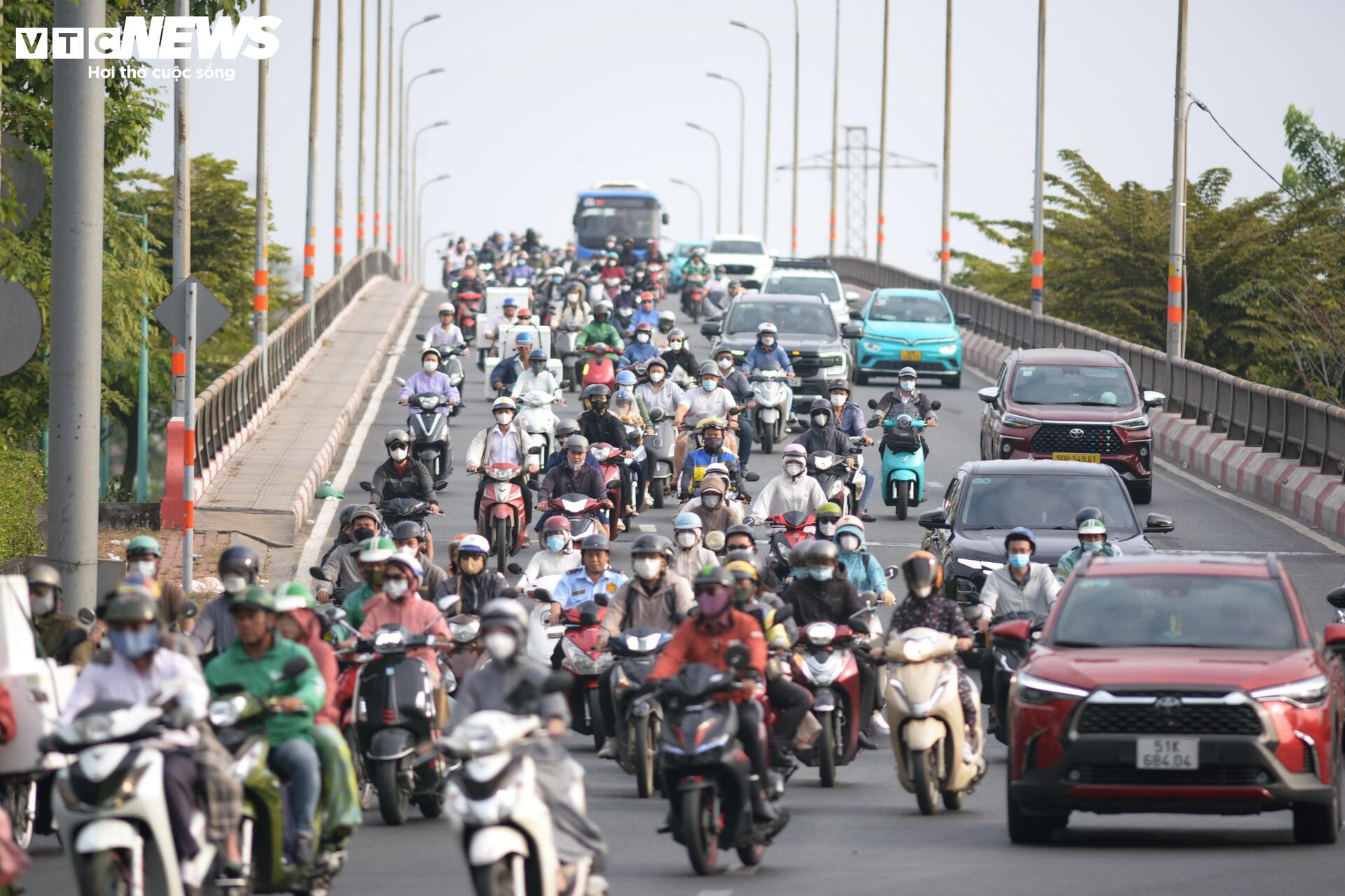 Giao thông TP.HCM 'dễ thở' trong ngày làm việc đầu tiên sau Tết - 2