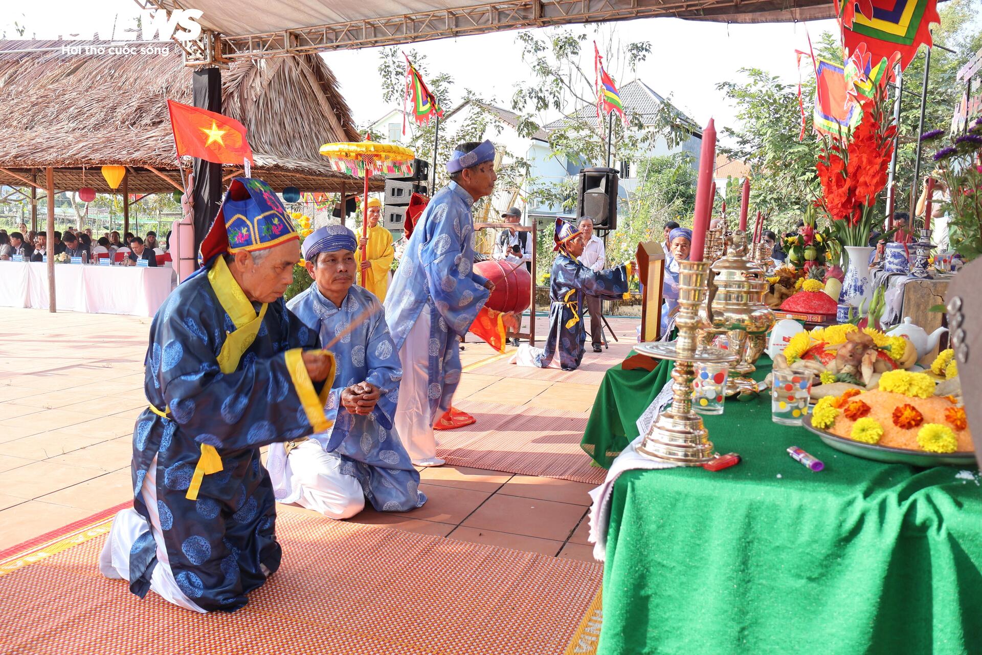 Du khách 'sắm vai' nông dân, gánh nước, trồng rau ở làng rau sạch 400 năm tuổi - 2