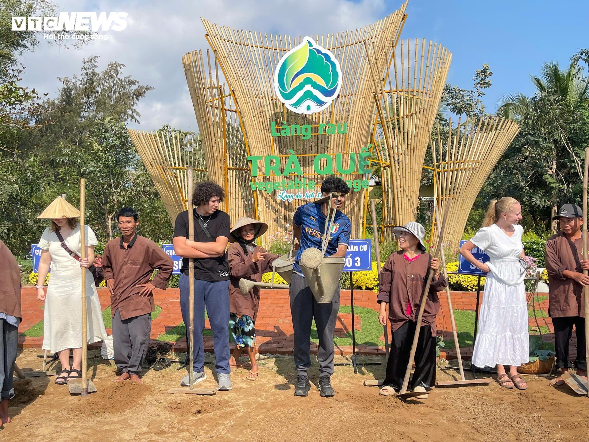 Du khách 'sắm vai' nông dân, gánh nước, trồng rau ở làng rau sạch 400 năm tuổi - 6