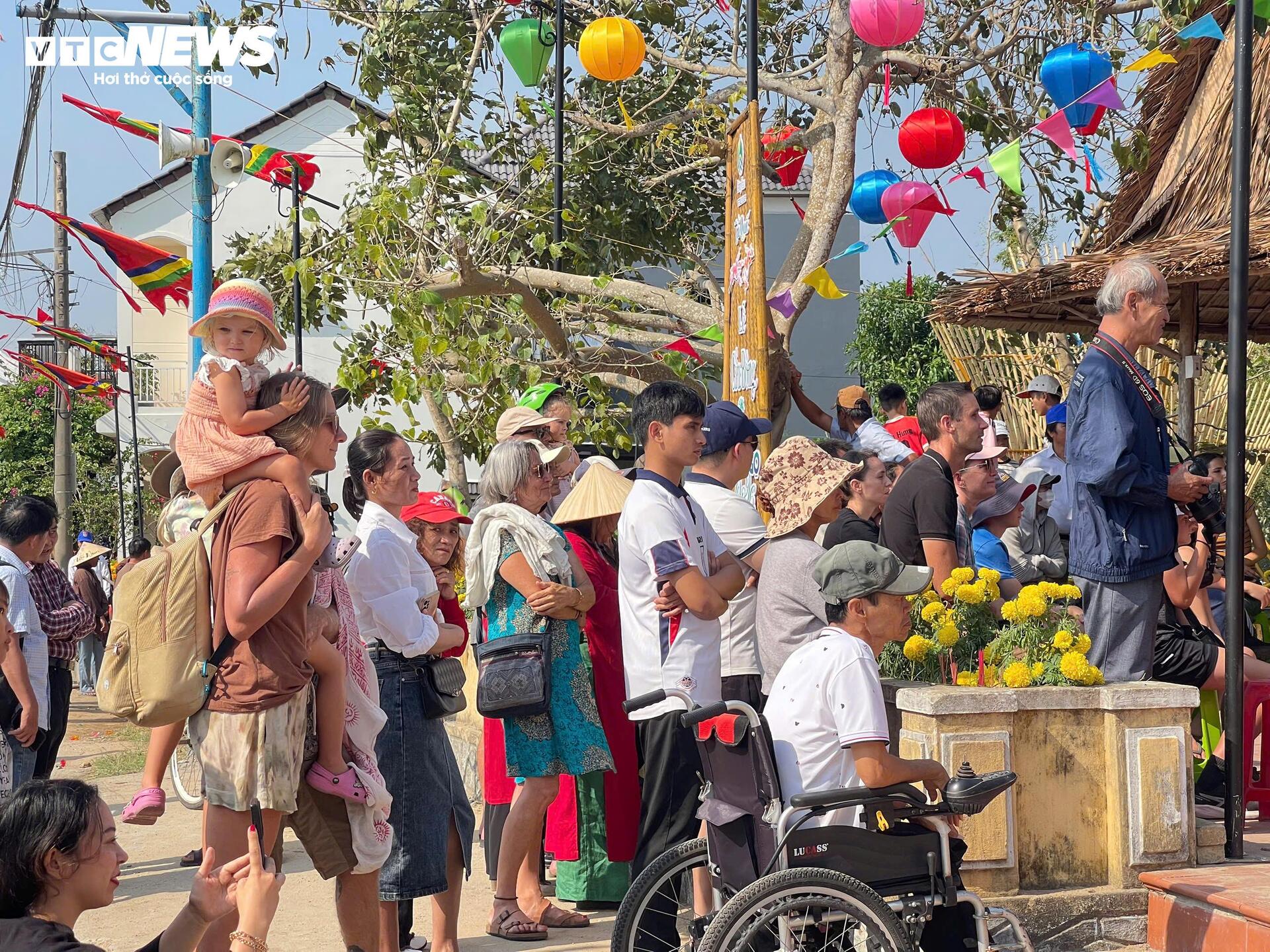 Du khách 'sắm vai' nông dân, gánh nước, trồng rau ở làng rau sạch 400 năm tuổi - 5