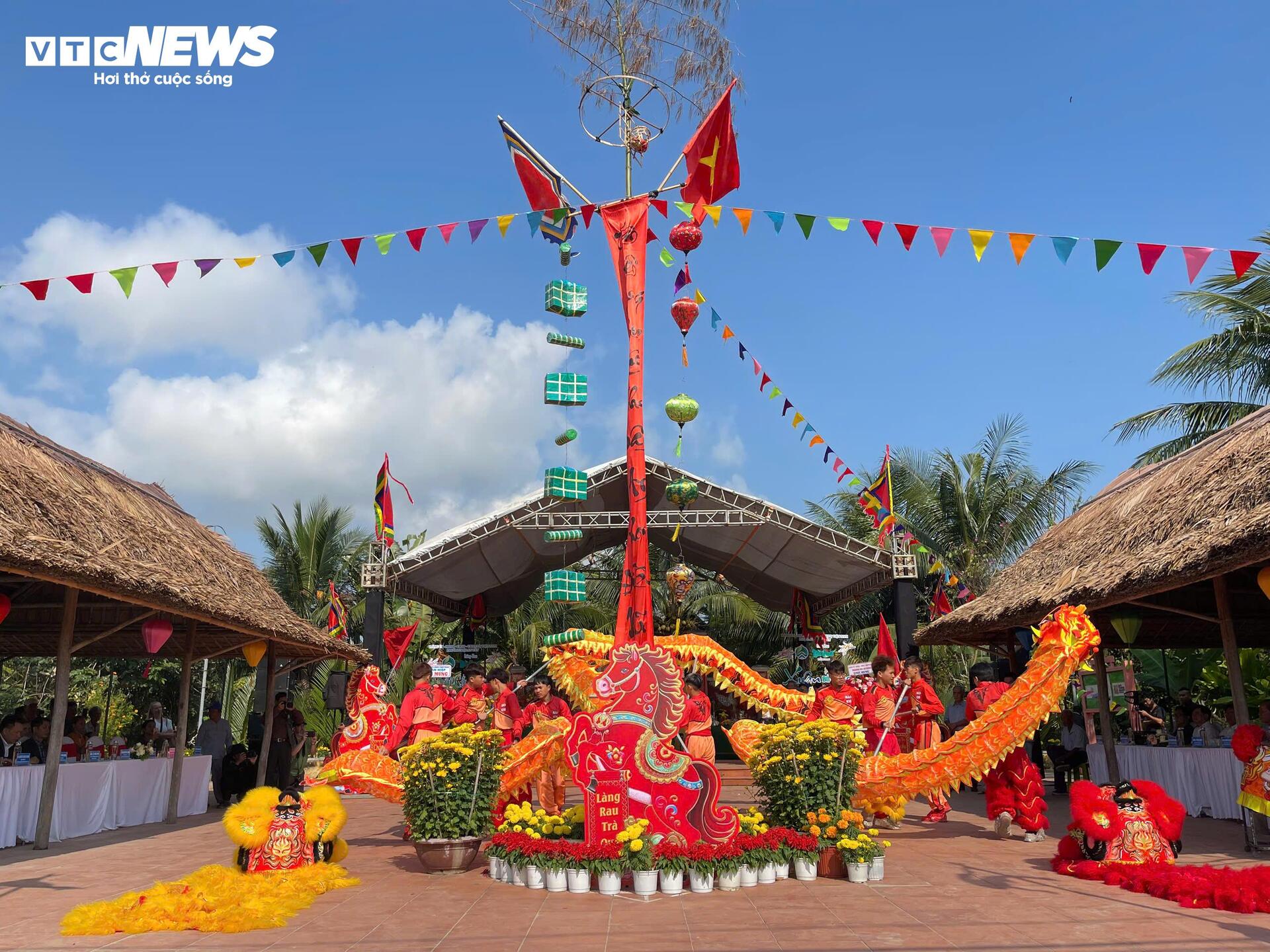 Du khách 'sắm vai' nông dân, gánh nước, trồng rau ở làng rau sạch 400 năm tuổi - 4
