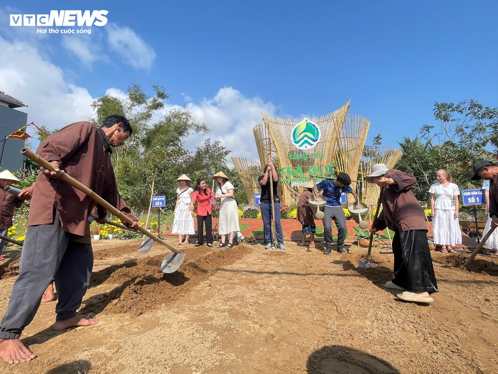Du khách 'sắm vai' nông dân, gánh nước, trồng rau ở làng rau sạch 400 năm tuổi - 7