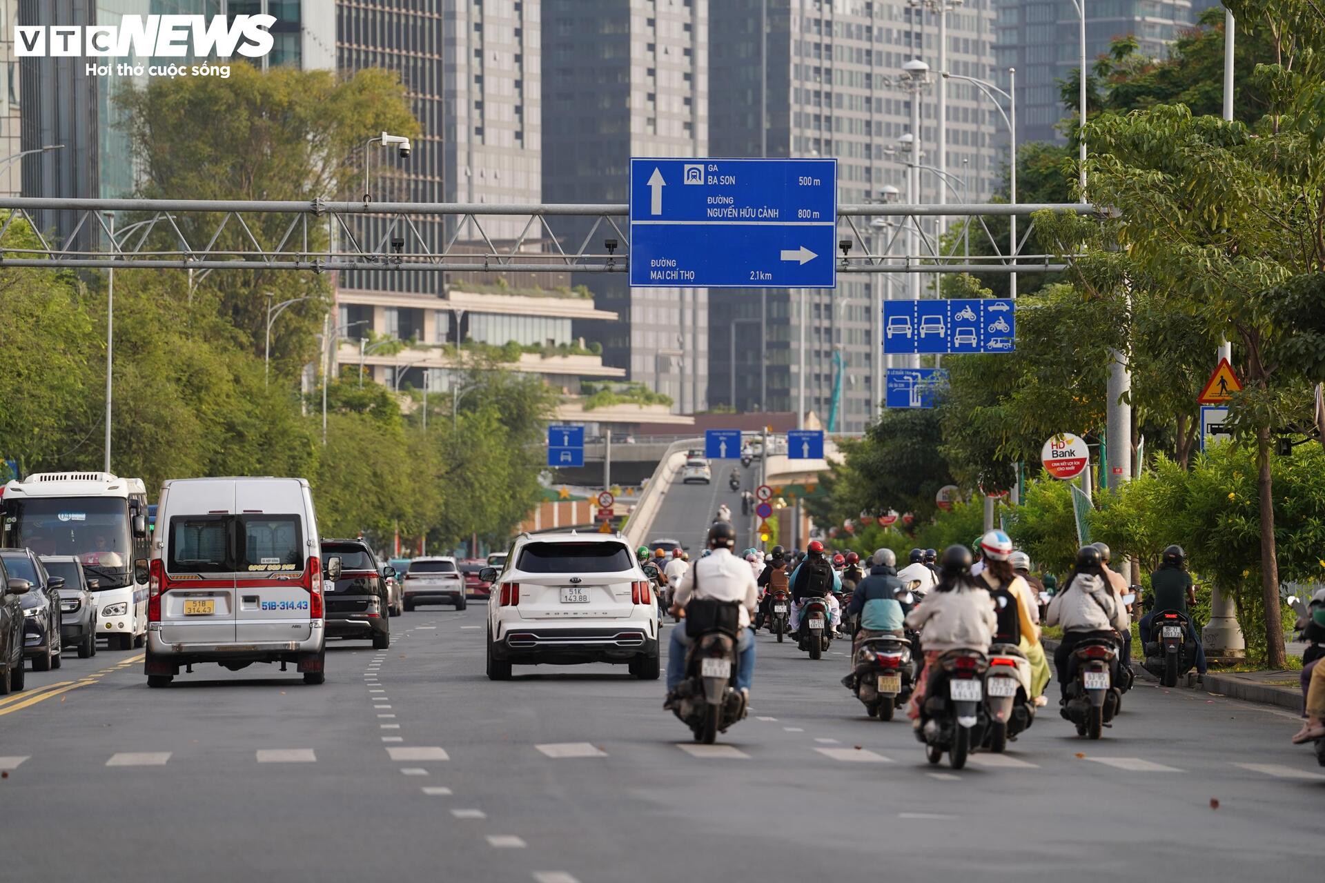 Giao thông TP.HCM 'dễ thở' trong ngày làm việc đầu tiên sau Tết - 10