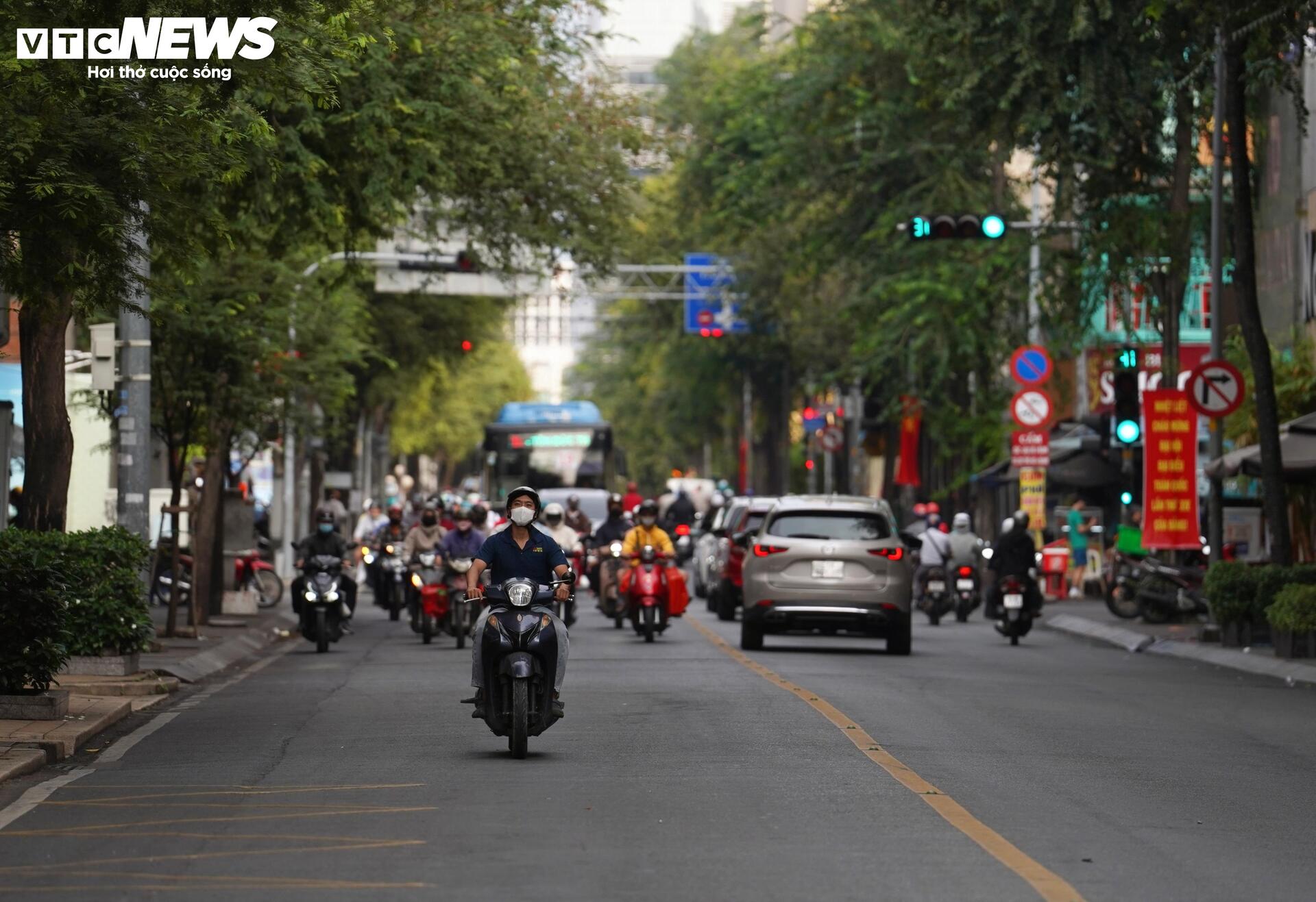 Giao thông TP.HCM 'dễ thở' trong ngày làm việc đầu tiên sau Tết - 14