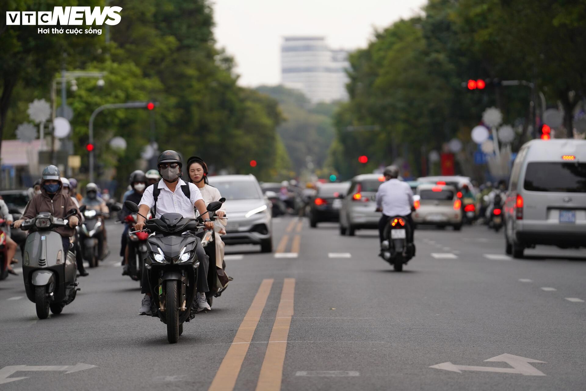 Giao thông TP.HCM 'dễ thở' trong ngày làm việc đầu tiên sau Tết - 15