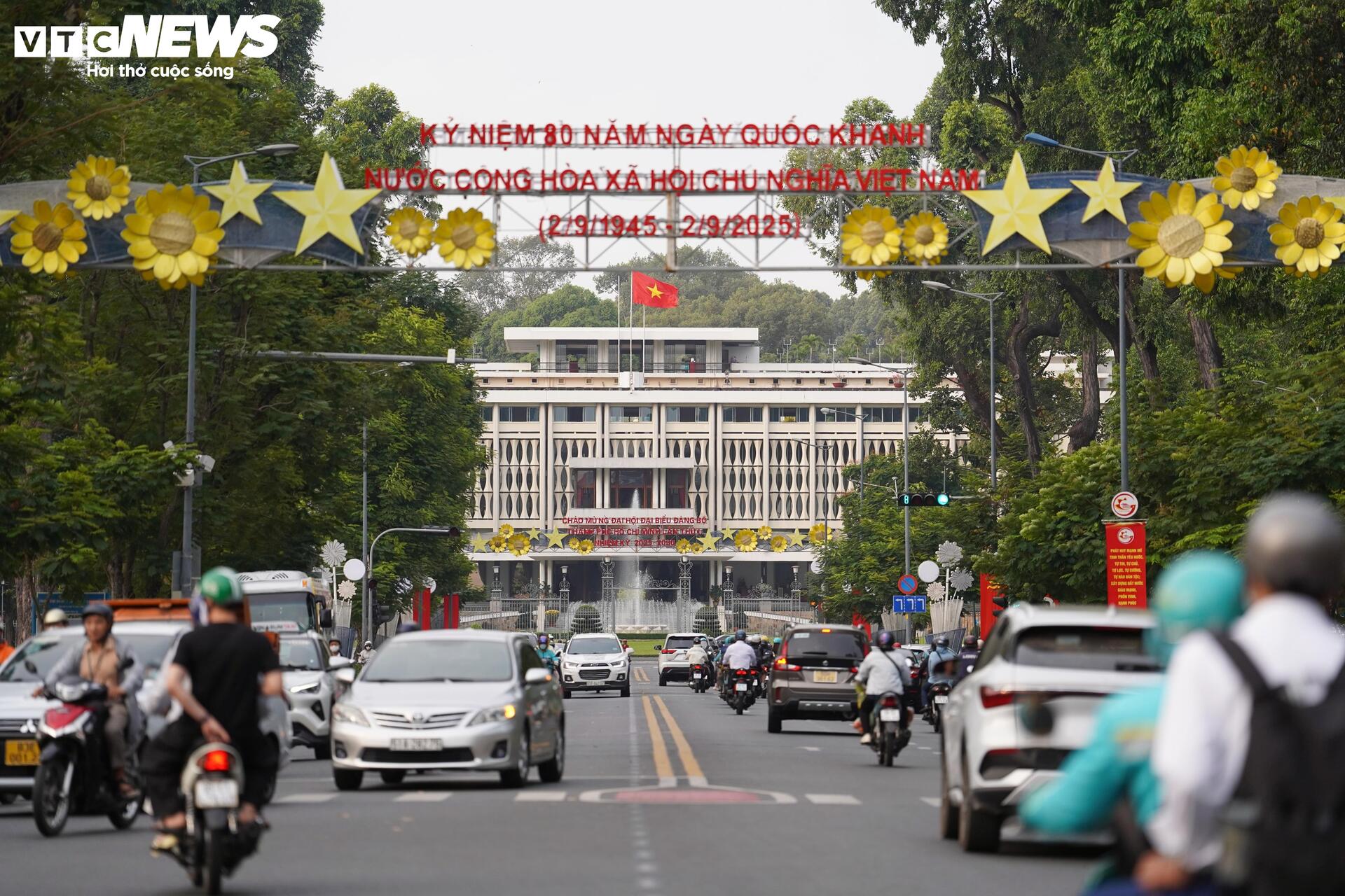 Giao thông TP.HCM 'dễ thở' trong ngày làm việc đầu tiên sau Tết - 9