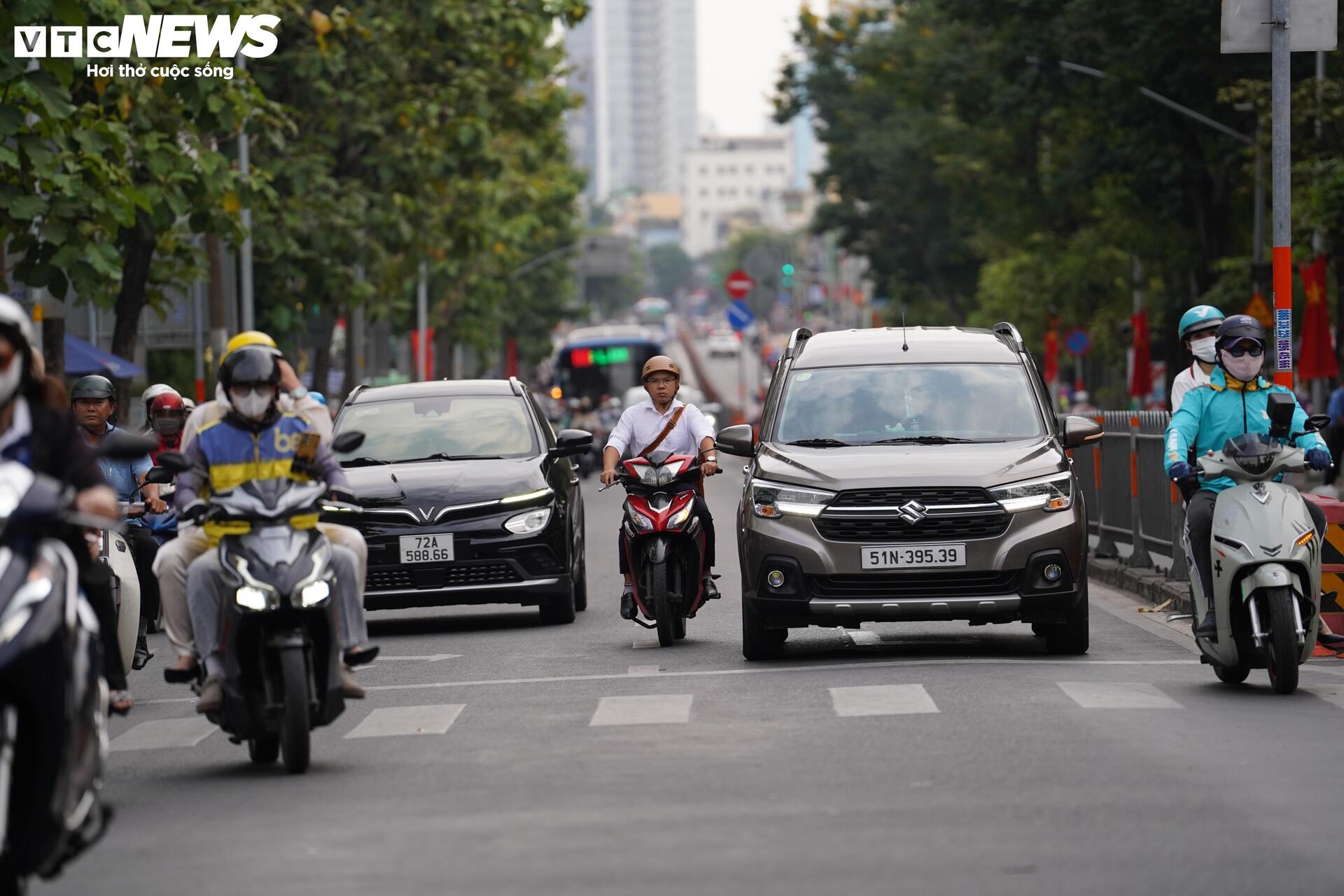 Giao thông TP.HCM 'dễ thở' trong ngày làm việc đầu tiên sau Tết - 12