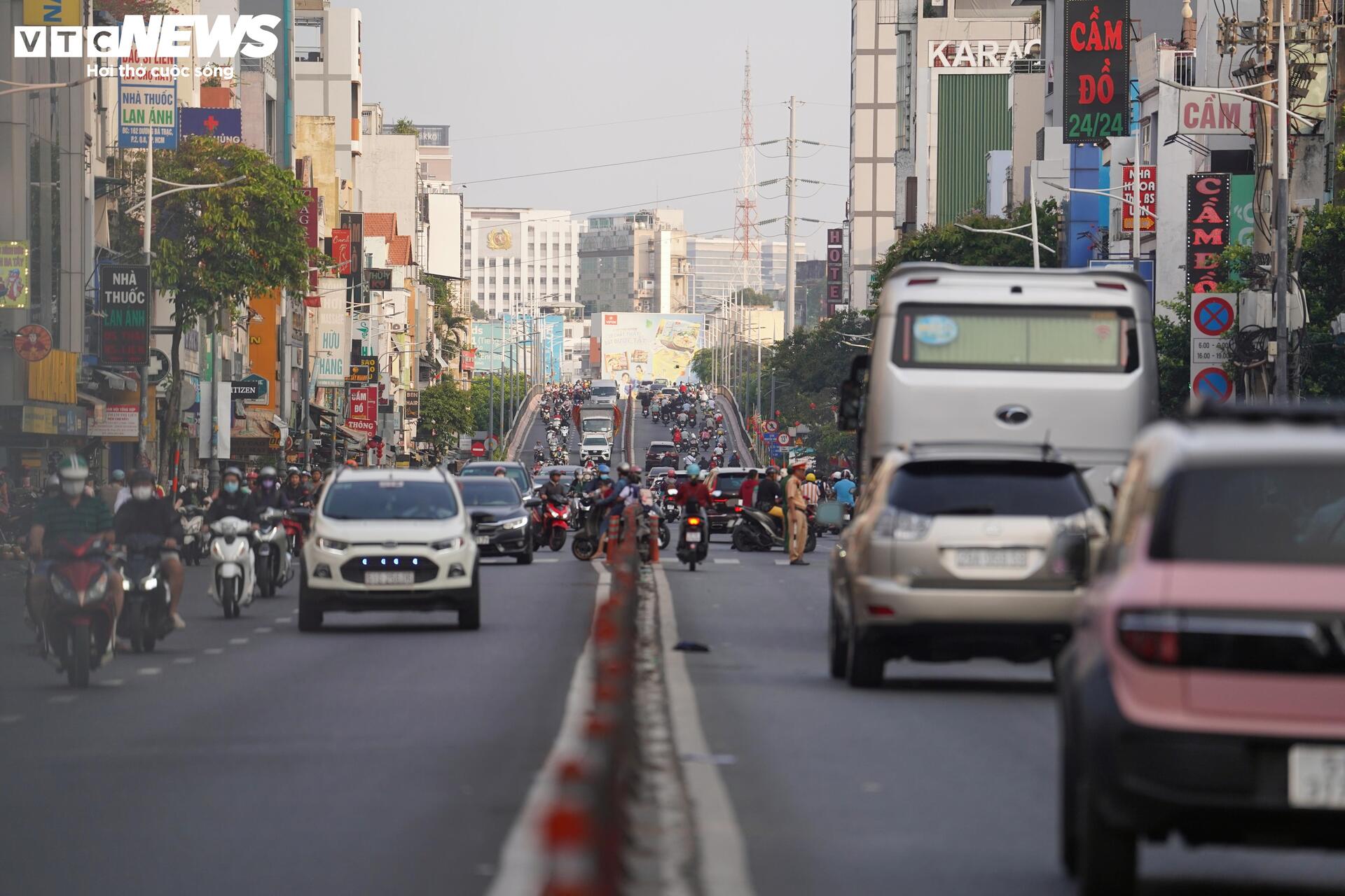 Giao thông TP.HCM 'dễ thở' trong ngày làm việc đầu tiên sau Tết - 5