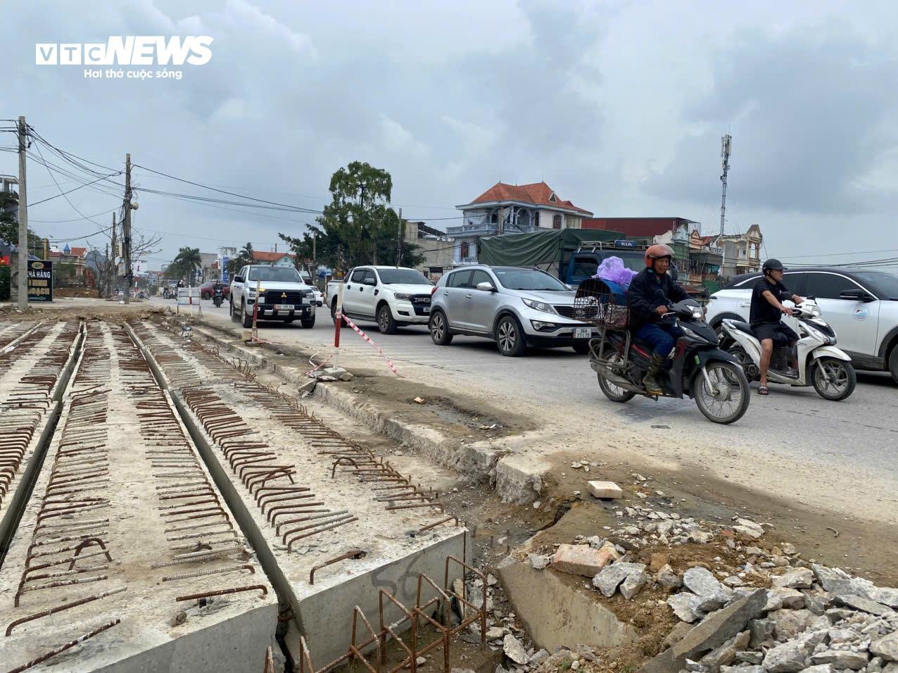 Dự án hơn 1000 tỷ đồng ở Thanh Hoá không rào chắn, người dân nơm nớp lo tai nạn - 9