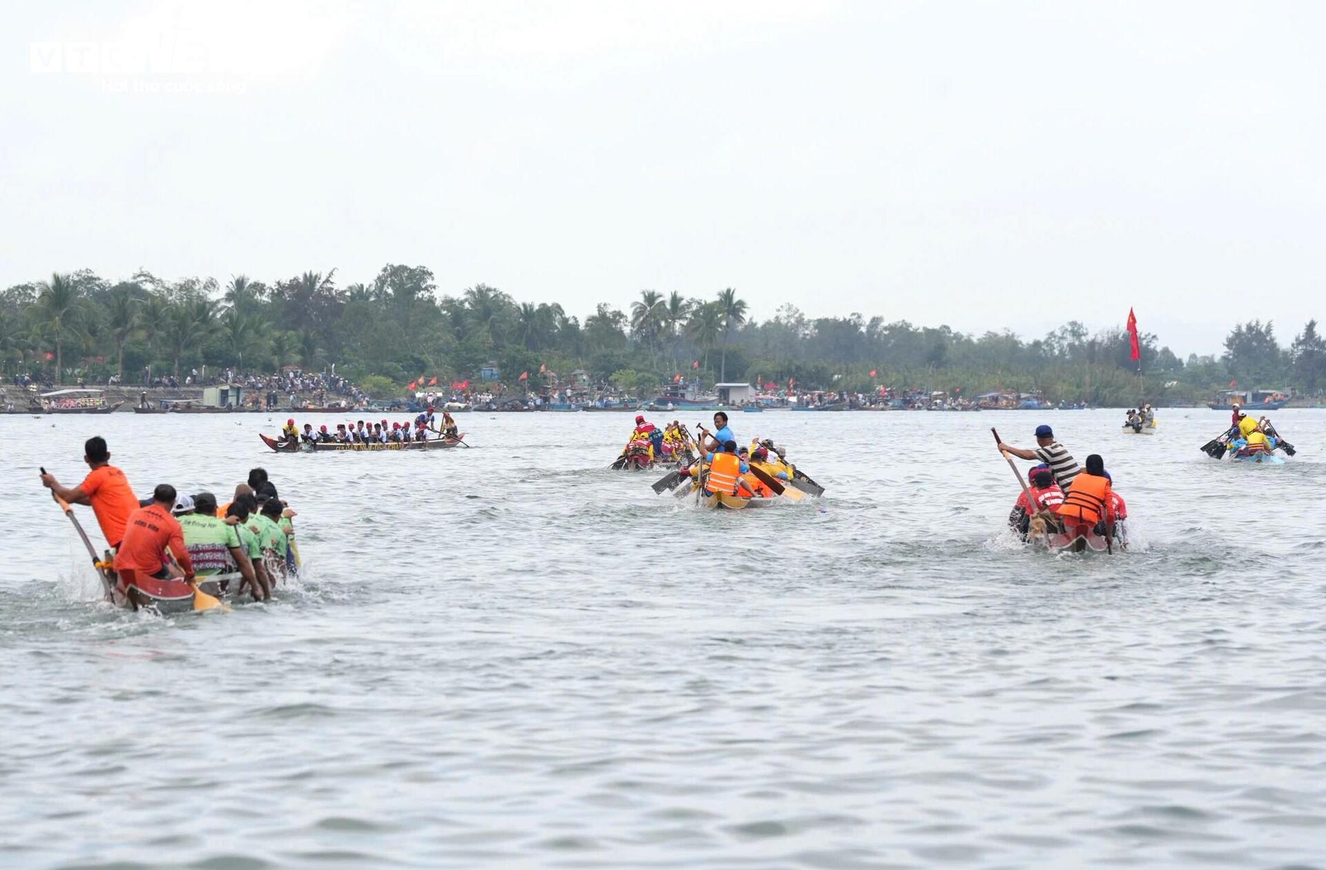 Hàng nghìn người dân và du khách chen chân ken đặc, hò reo cổ vũ đua thuyền trên sông Thu Bồn - 4