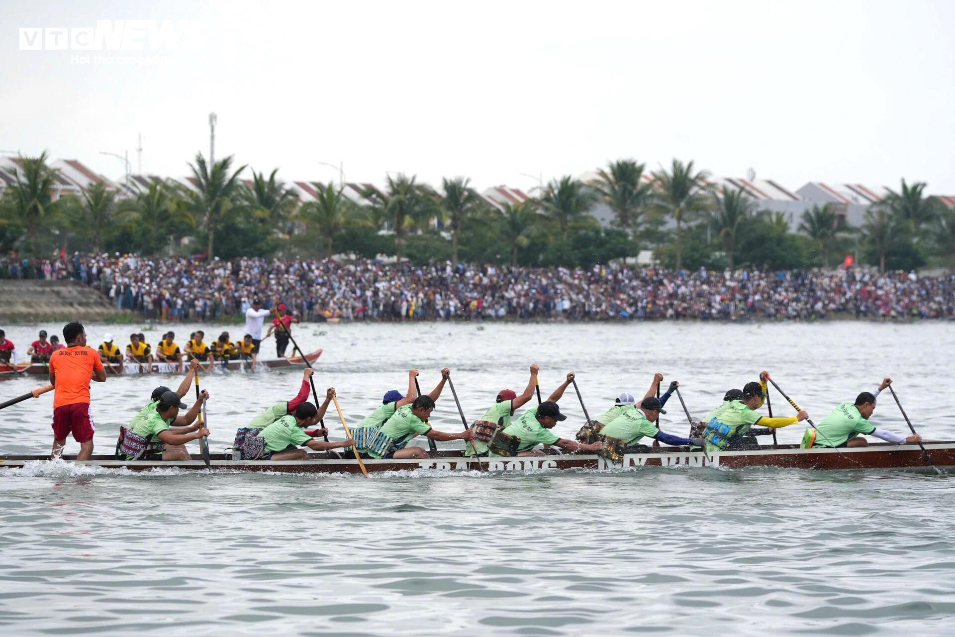 Hàng nghìn người dân và du khách chen chân ken đặc, hò reo cổ vũ đua thuyền trên sông Thu Bồn - 7