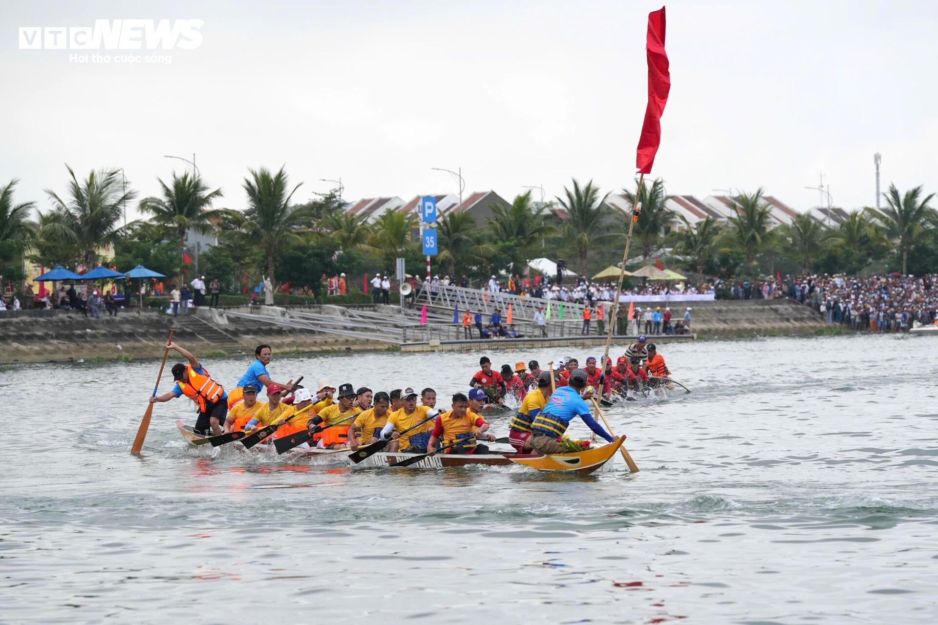 Hàng nghìn người dân và du khách chen chân ken đặc, hò reo cổ vũ đua thuyền trên sông Thu Bồn - 1