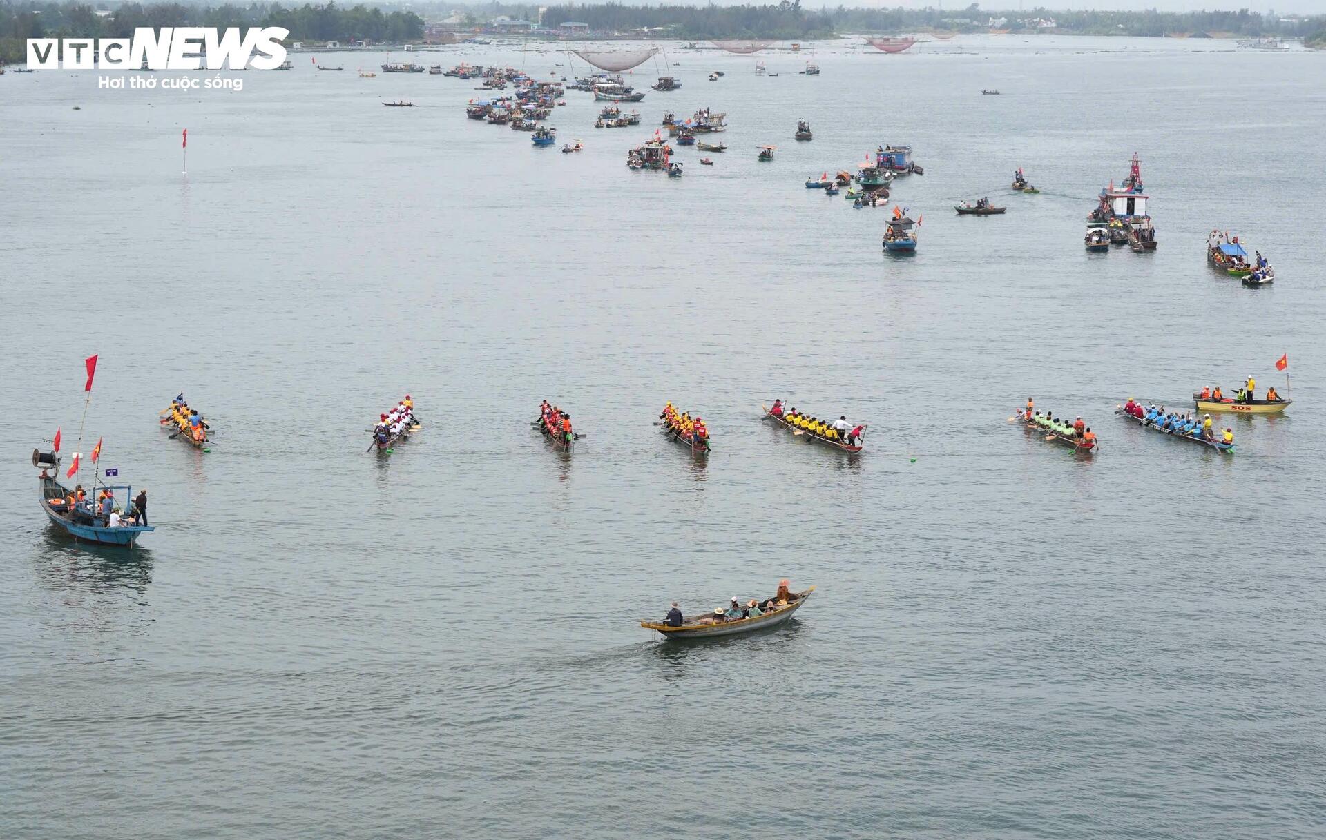 Hàng nghìn người dân và du khách chen chân ken đặc, hò reo cổ vũ đua thuyền trên sông Thu Bồn - 3