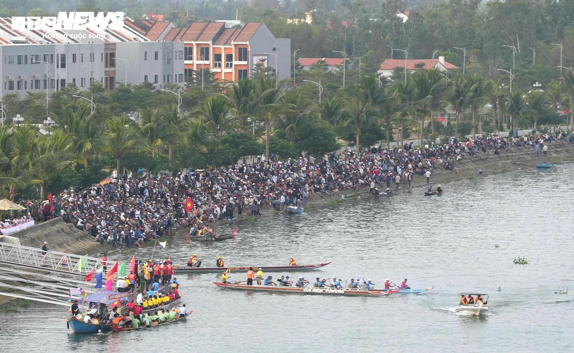 Hàng nghìn người dân và du khách chen chân ken đặc, hò reo cổ vũ đua thuyền trên sông Thu Bồn - 2