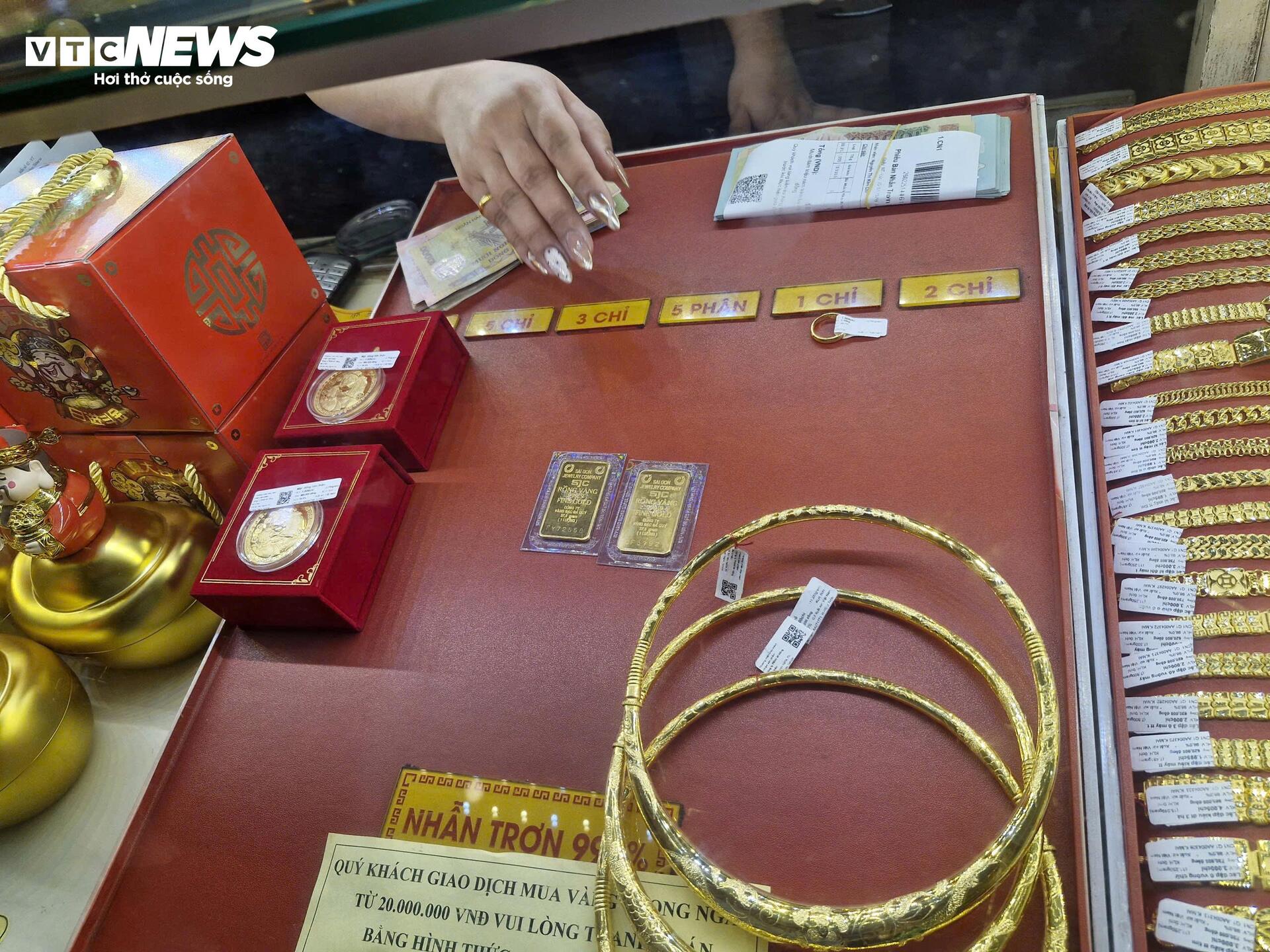 Mỗi khách được mua tối đa 5 chỉ vàng nhẫn trong ngày vía thần Tài - 14