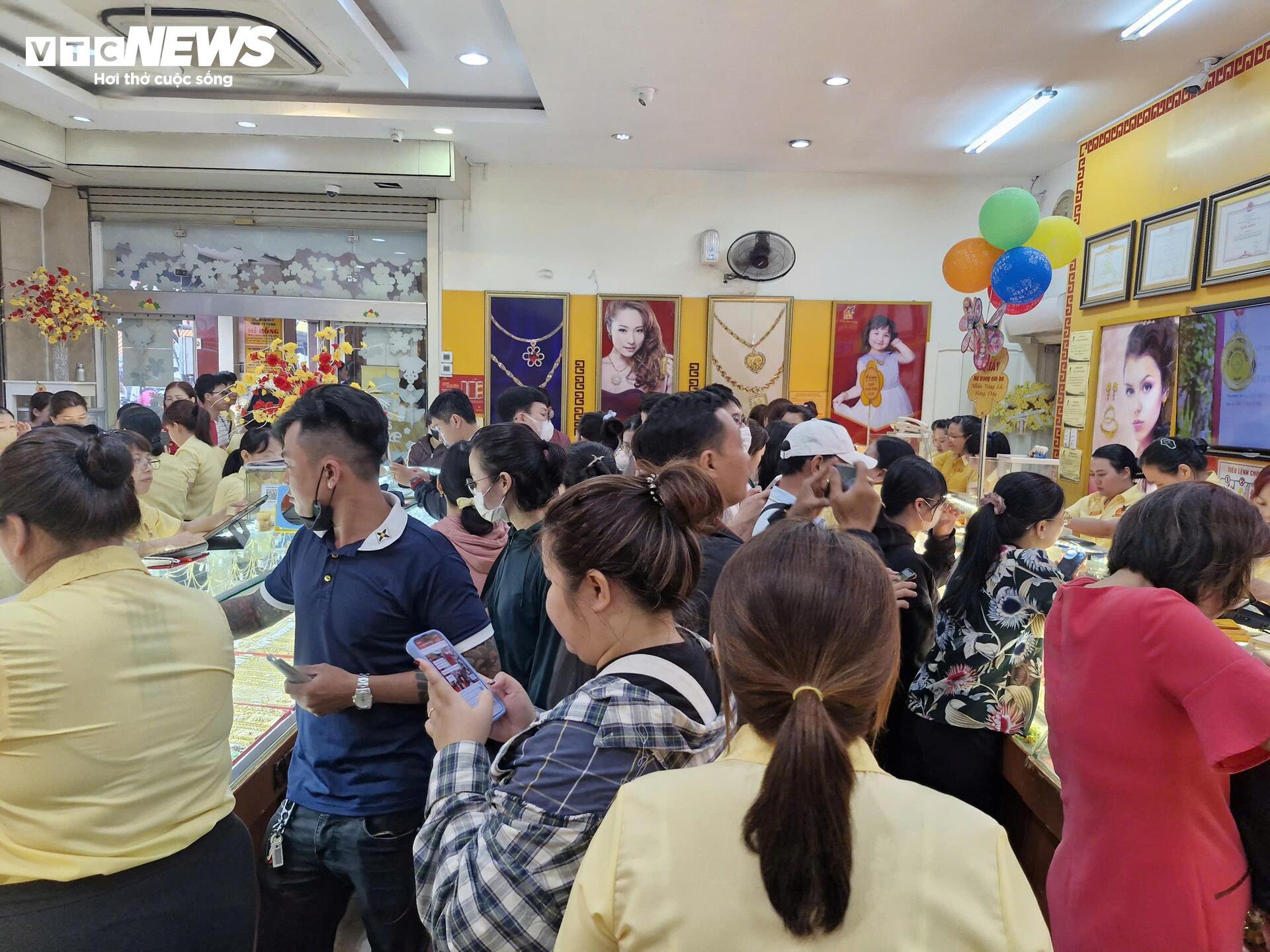 Mỗi khách được mua tối đa 5 chỉ vàng nhẫn trong ngày vía thần Tài - 21