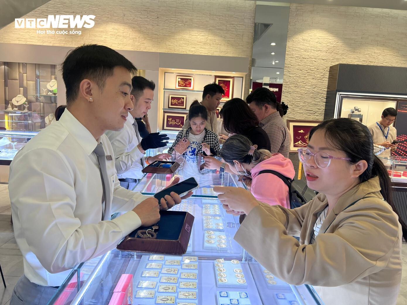 Mỗi khách được mua tối đa 5 chỉ vàng nhẫn trong ngày vía thần Tài - 10