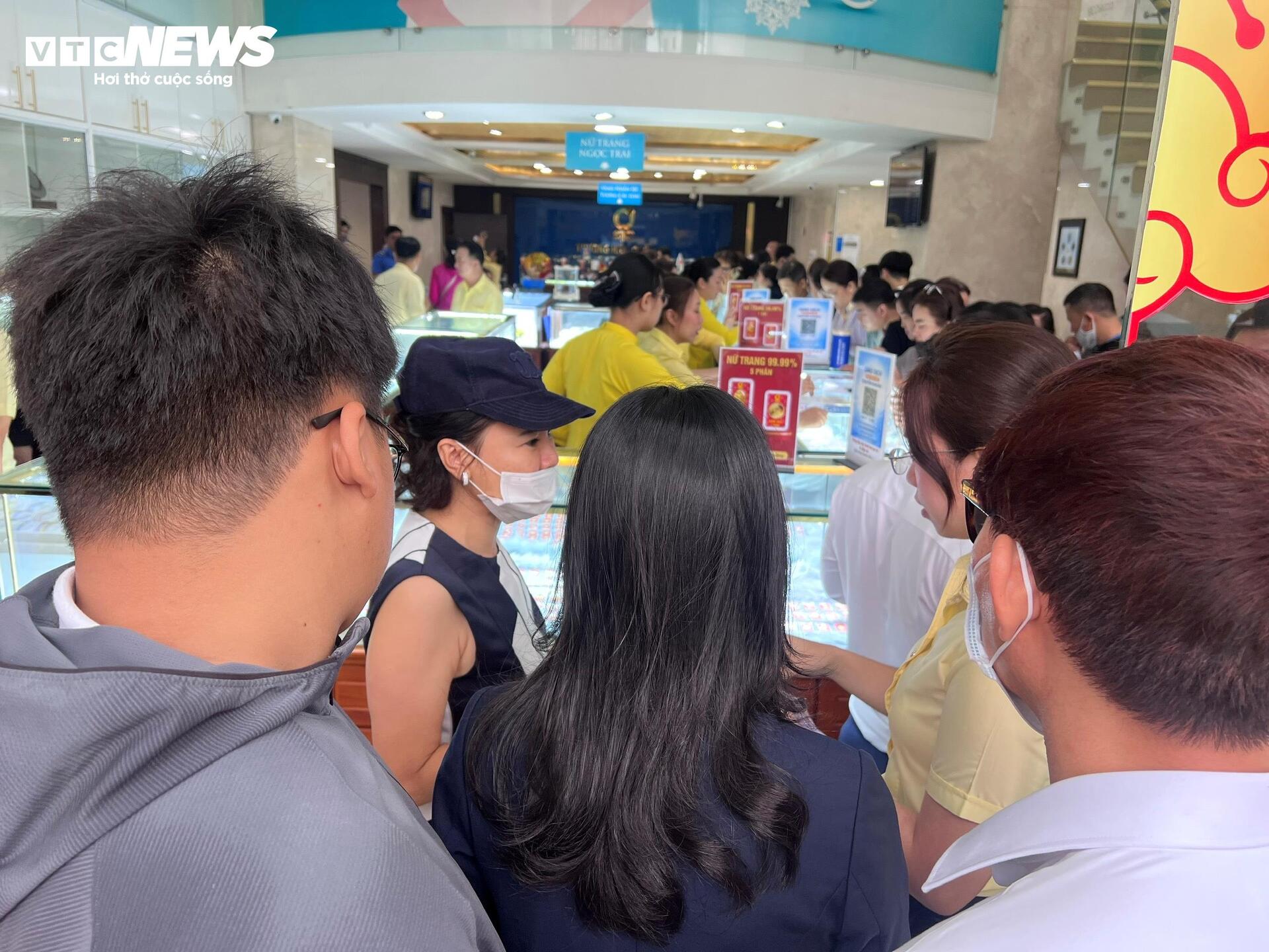 Mỗi khách được mua tối đa 5 chỉ vàng nhẫn trong ngày vía thần Tài - 5